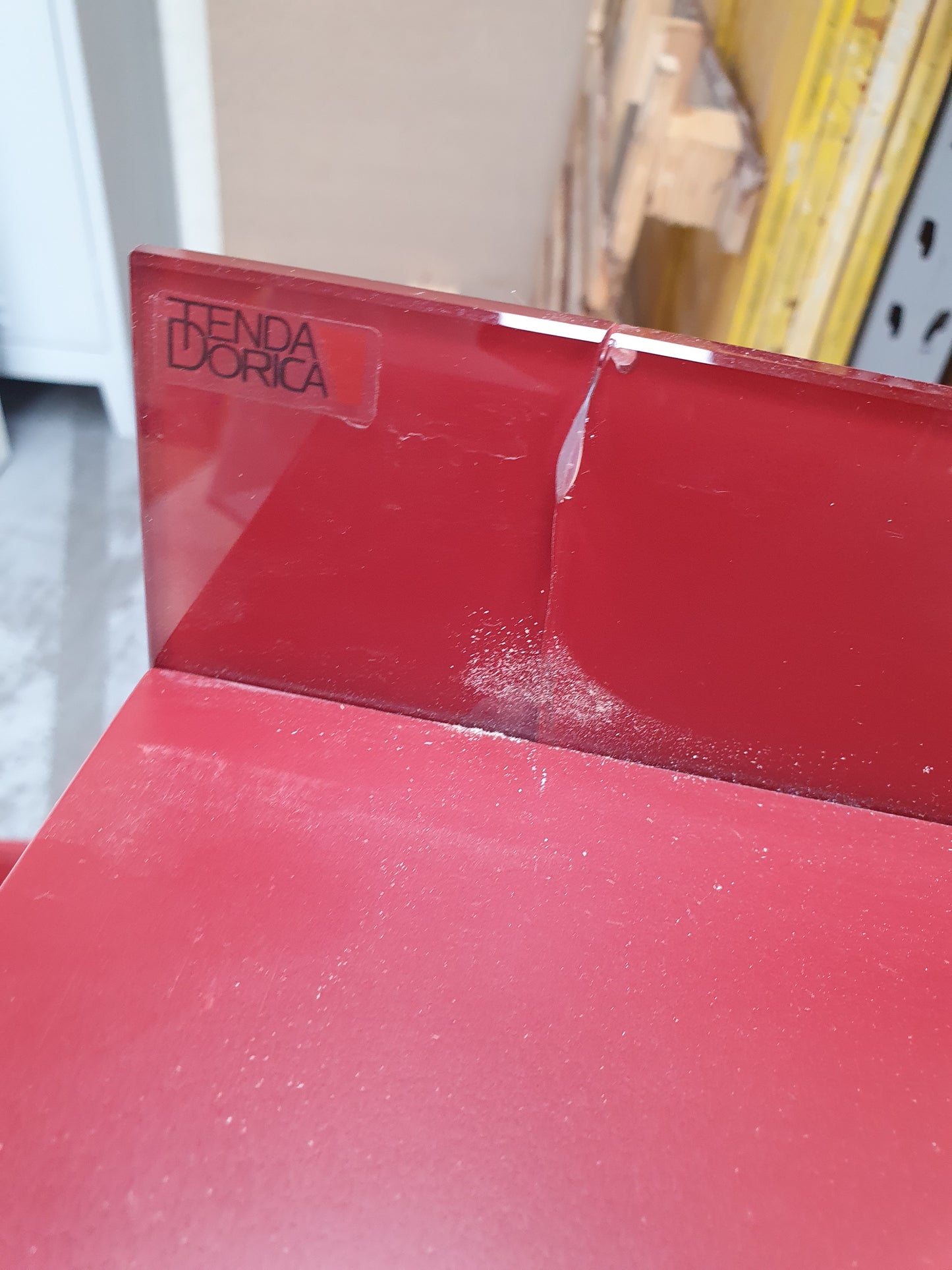 Mobile da bagno sospeso rosso