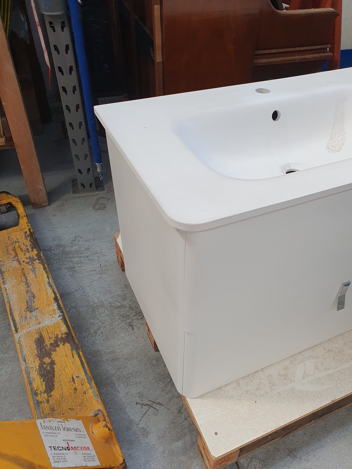 Mobile bagno sospeso bianco