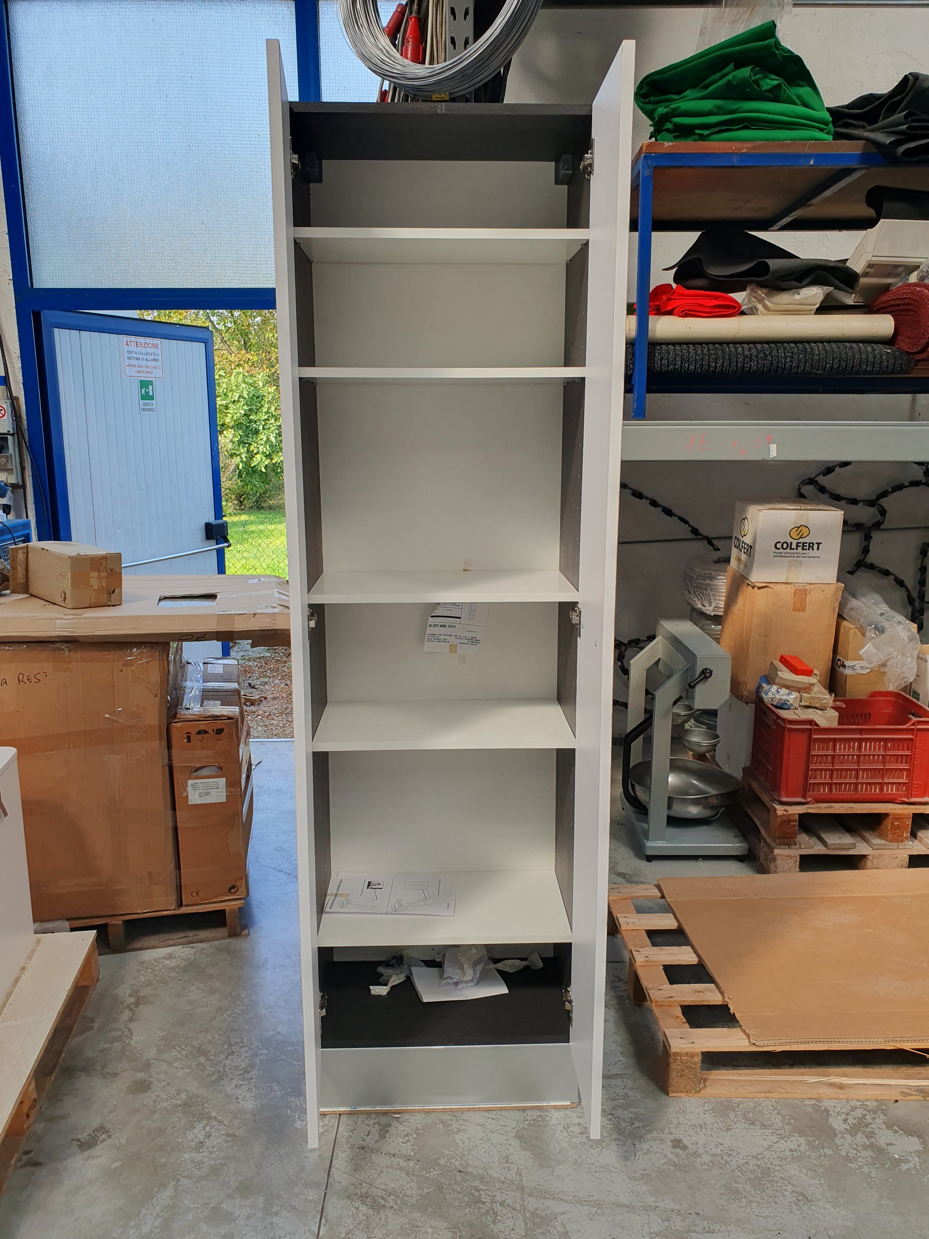 Armadio profondità ridotta due ante bianco con ripiani