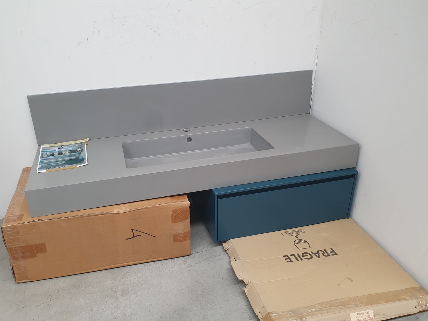 Bagno moderno sospeso grigio / petrolio