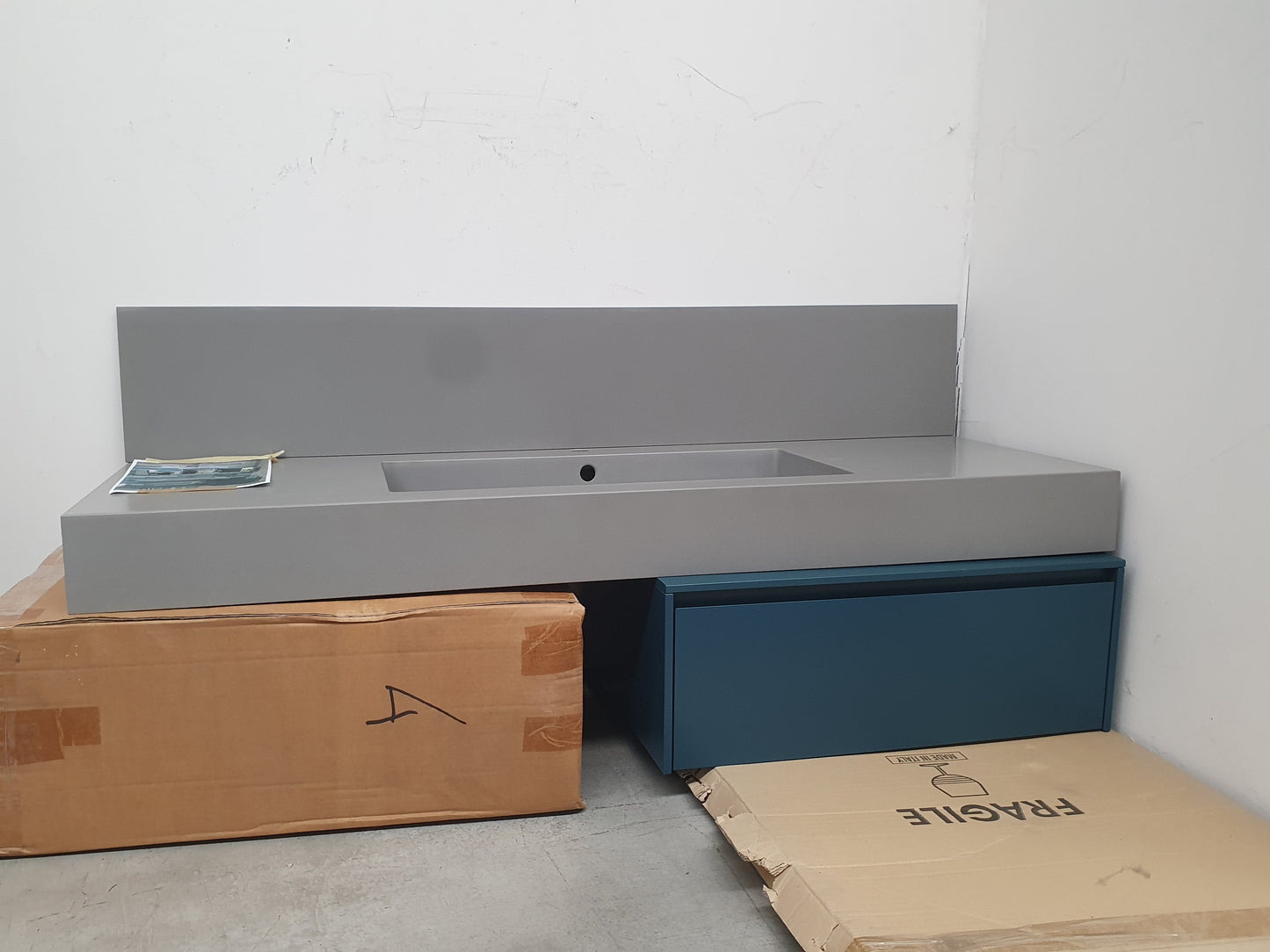 Bagno moderno sospeso grigio / petrolio