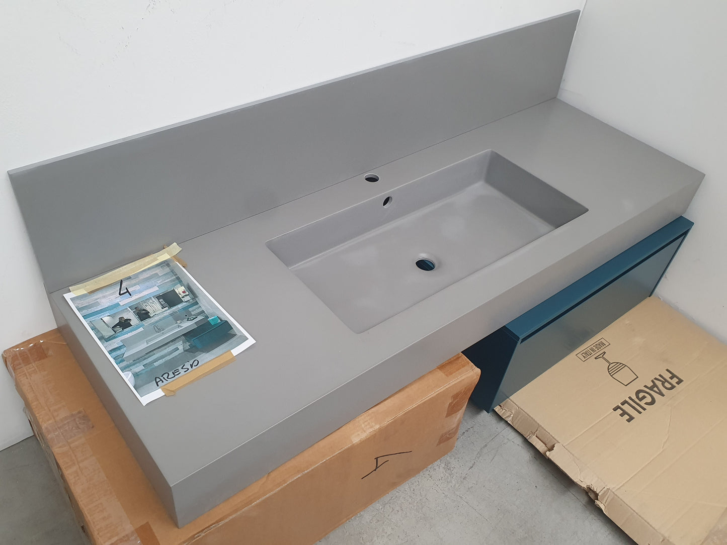 Bagno moderno sospeso grigio / petrolio