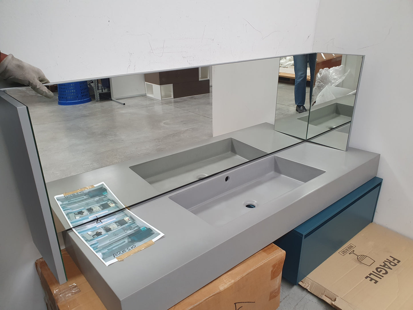 Bagno moderno sospeso grigio / petrolio