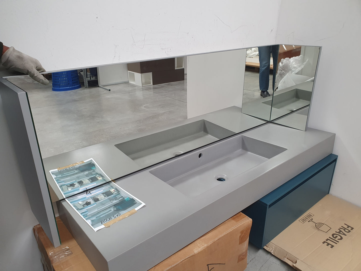 Bagno moderno sospeso grigio / petrolio