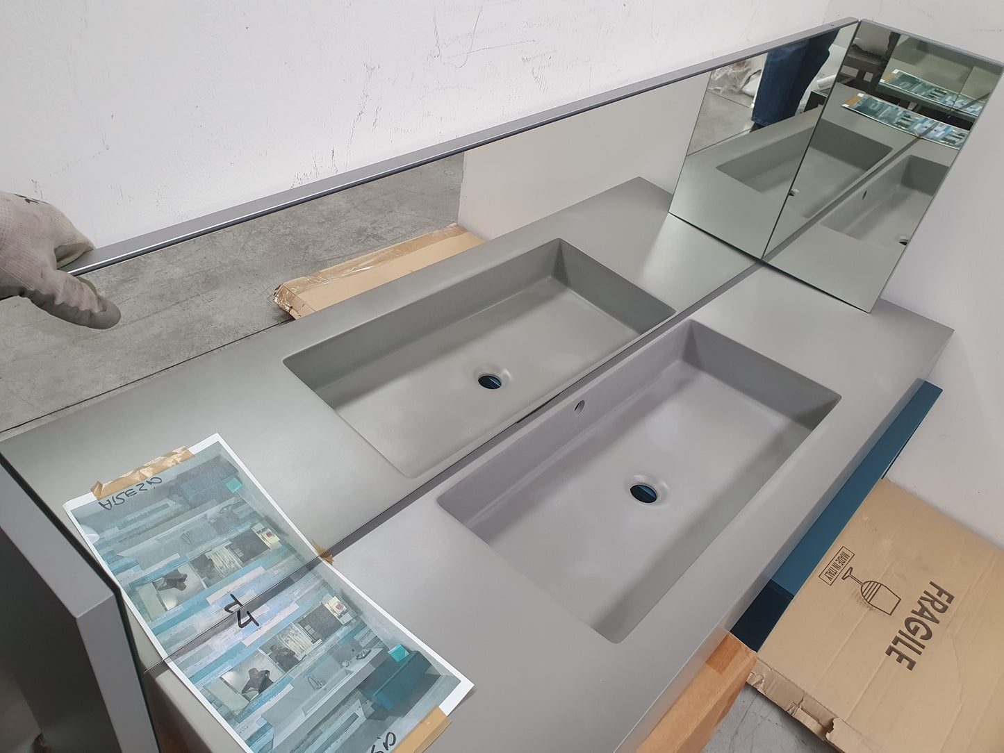 Bagno moderno sospeso grigio / petrolio