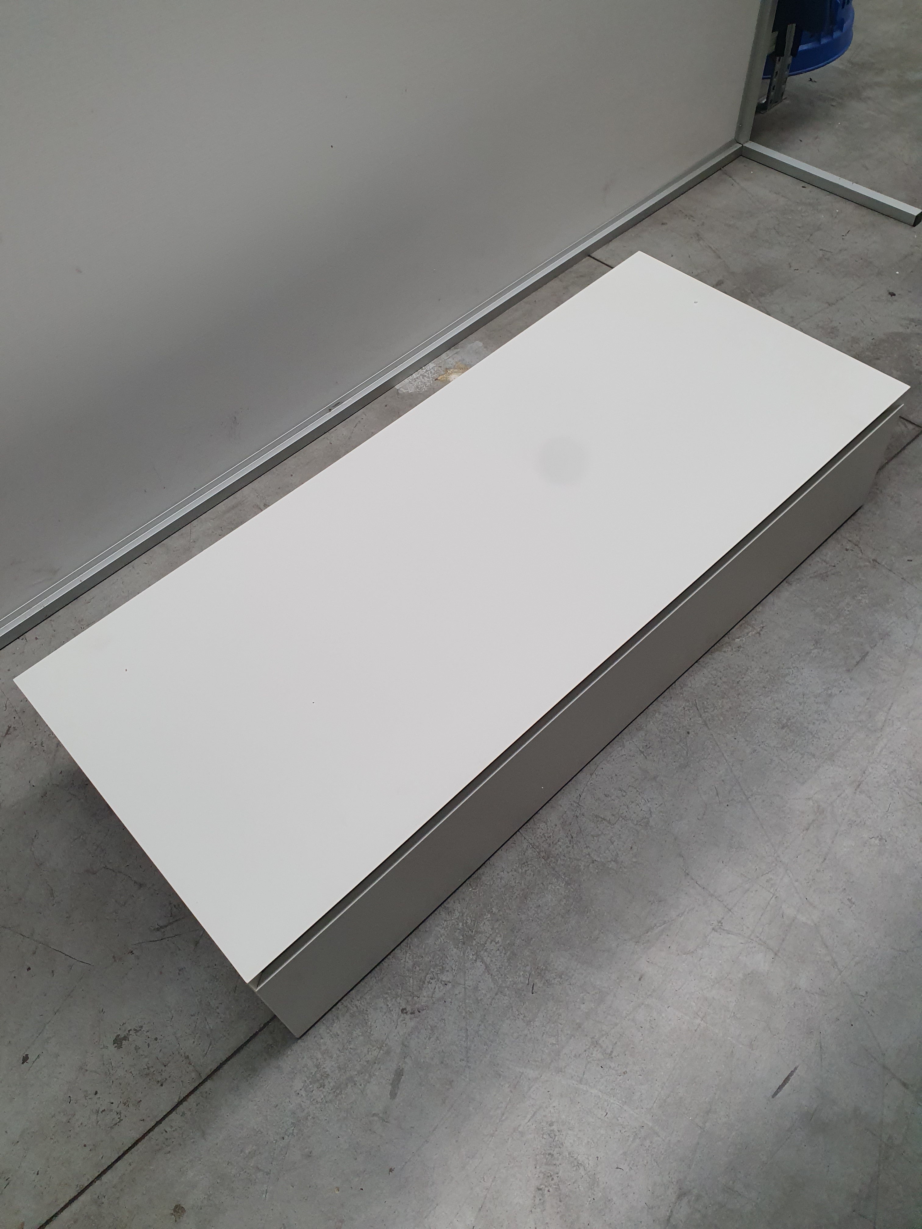 Base cassettone sospesa a muro