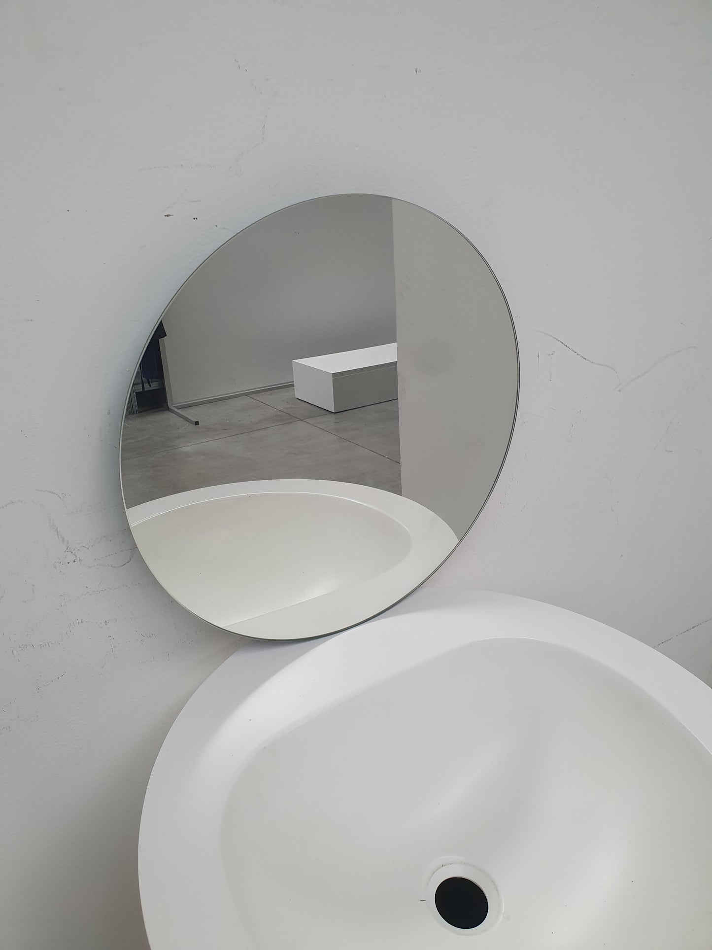 Mobile a colonna con lavabo