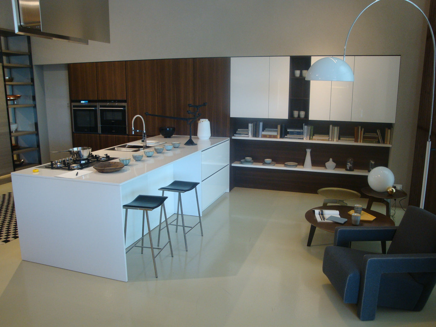 Cucina da mostra penisola con parete colonne