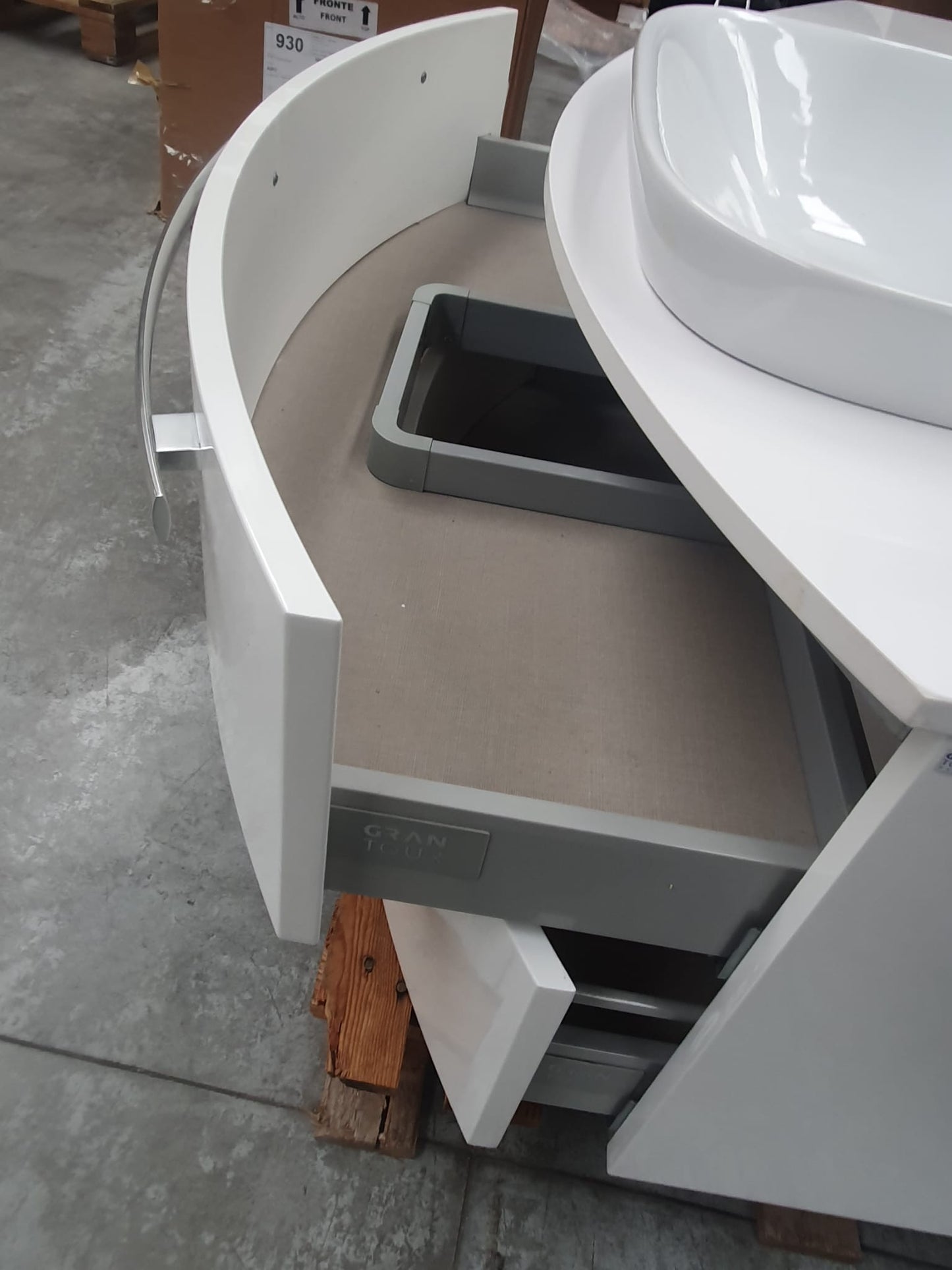 Mobile bagno sospeso bianco semicurvo