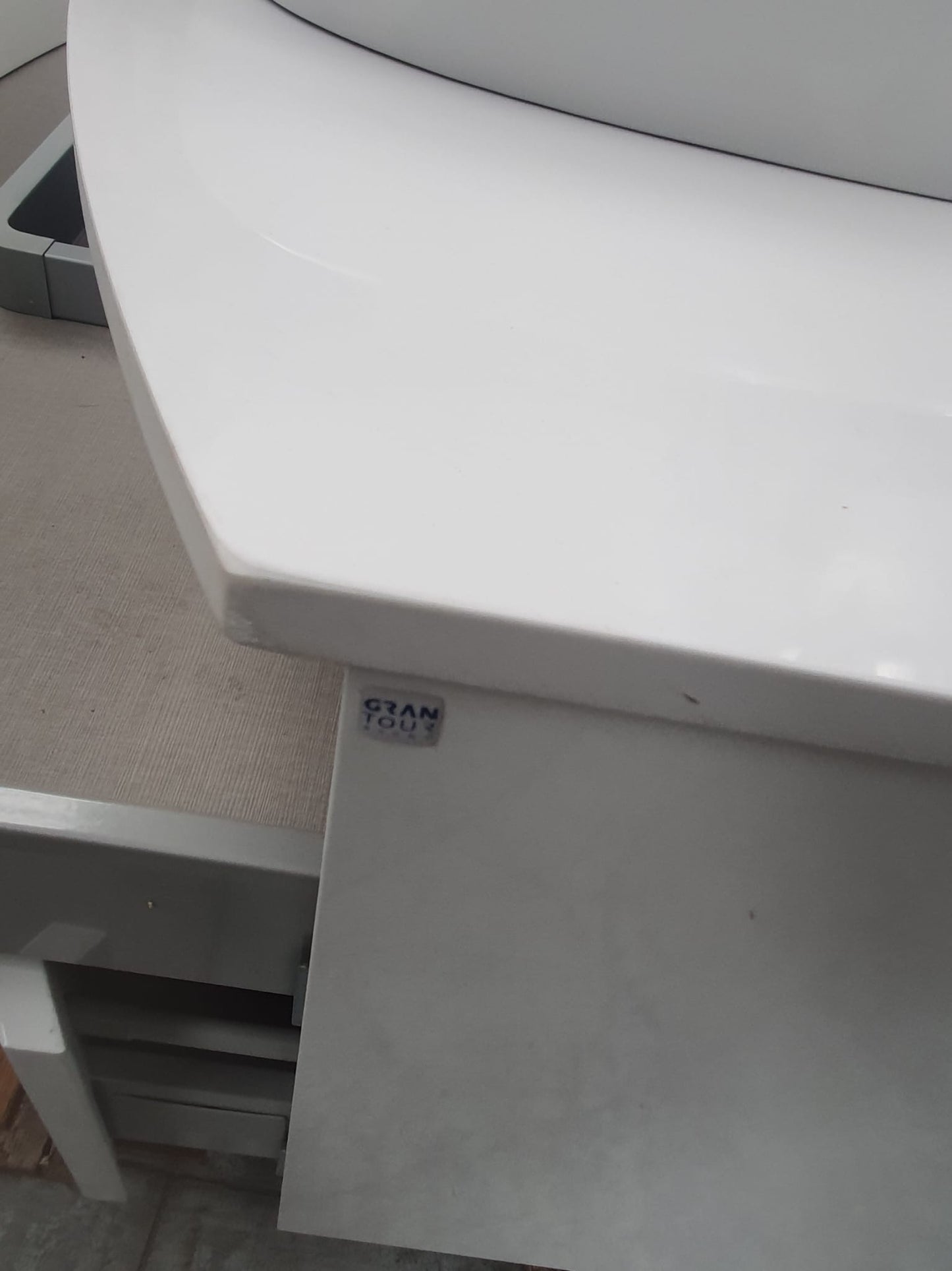 Mobile bagno sospeso bianco semicurvo
