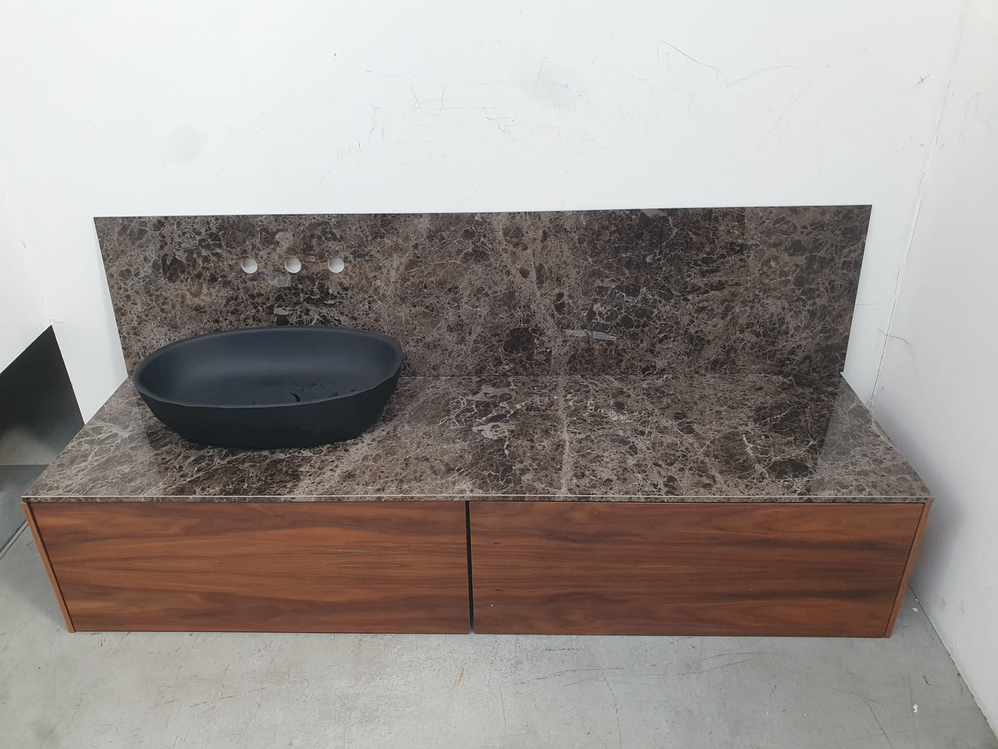 Elegante mobile da bagno con top e schienale in gres L 170 cm