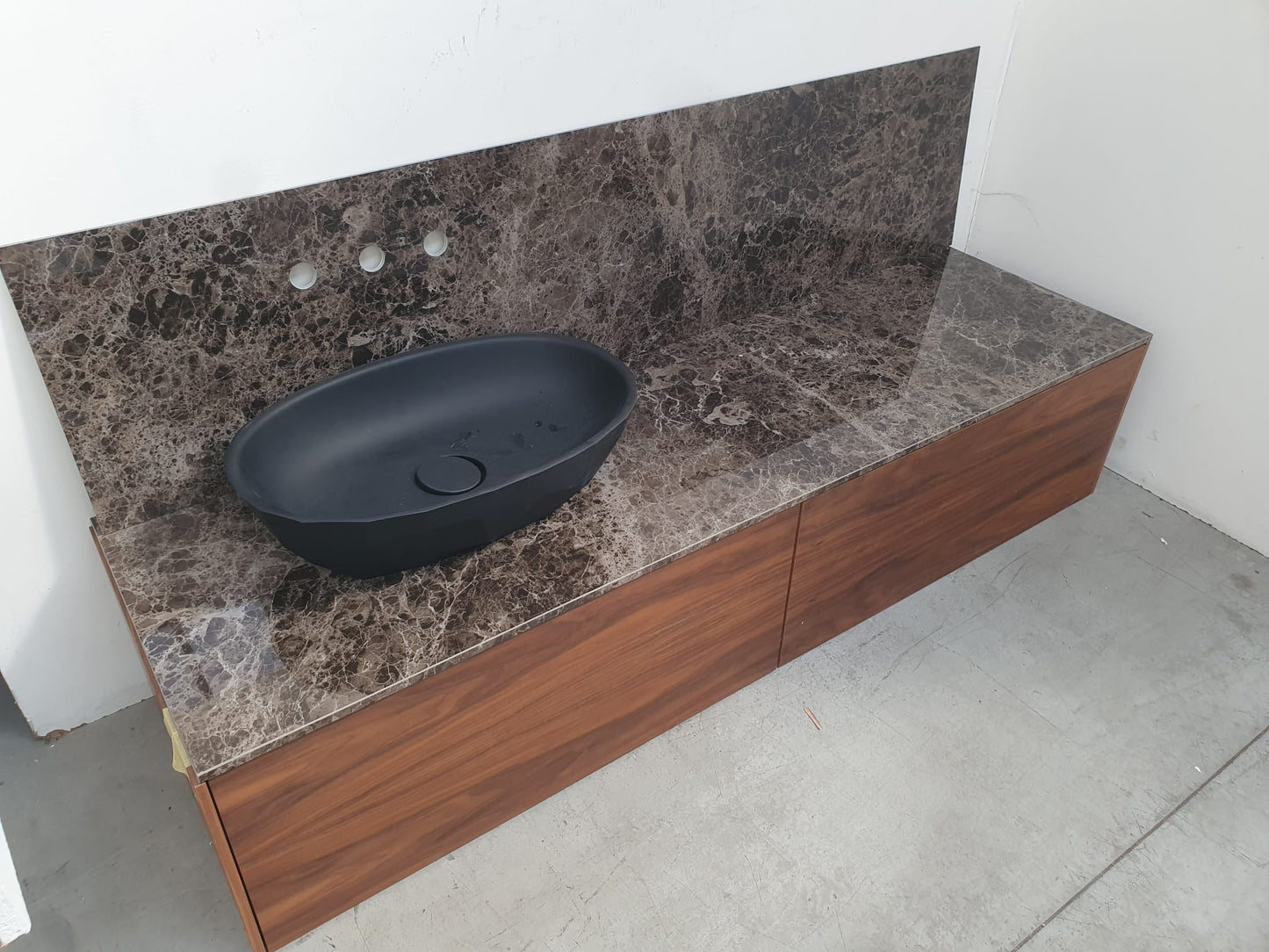 Elegante mobile da bagno con top e schienale in gres L 170 cm