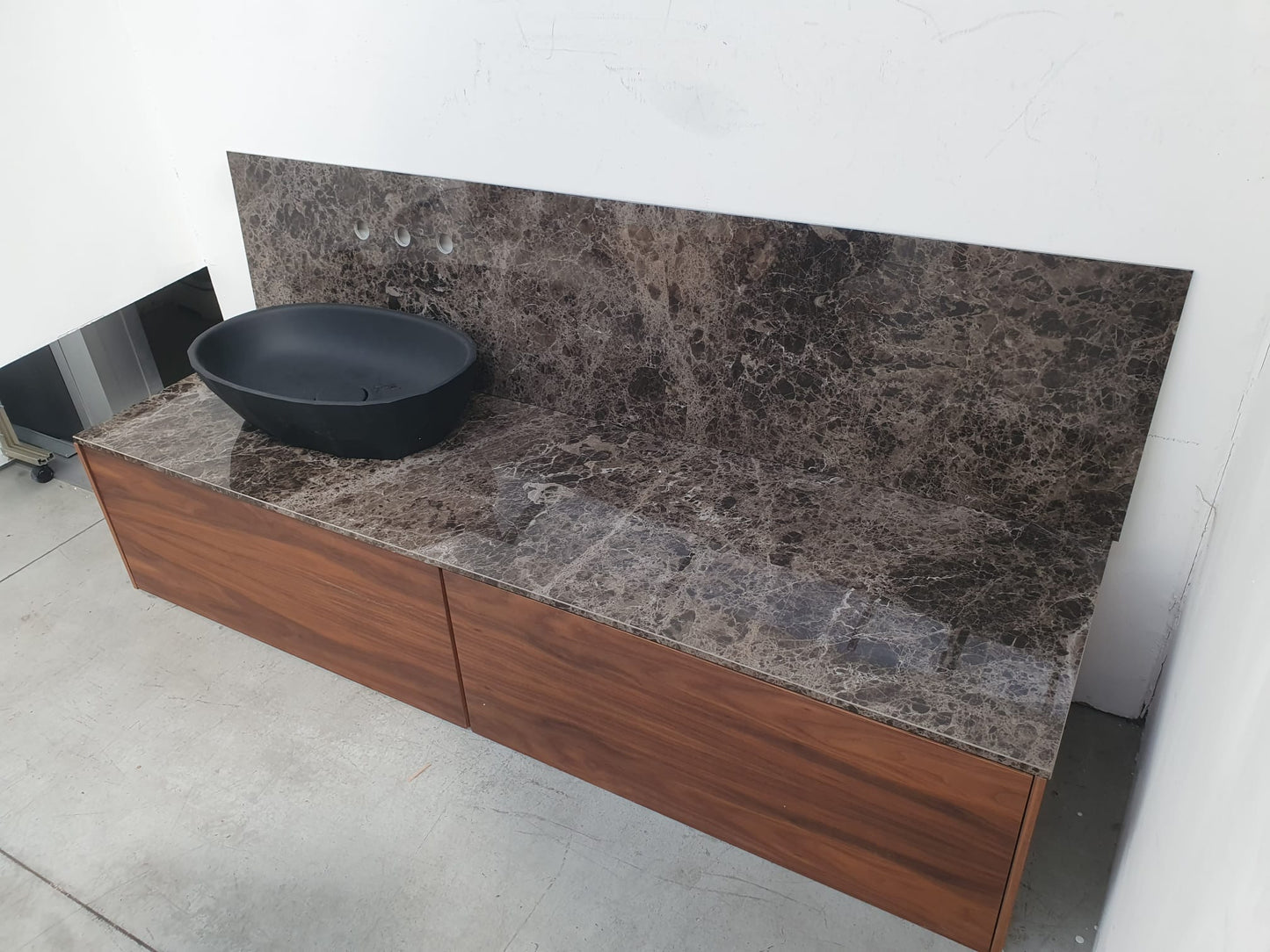 Elegante mobile da bagno con top e schienale in gres L 170 cm