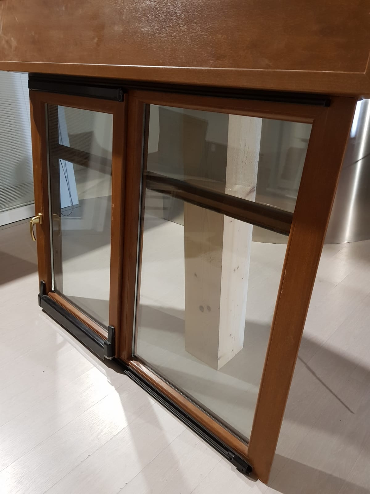 Finestra due ante con cassone tapparelle PVC NOCE NAZIONALE