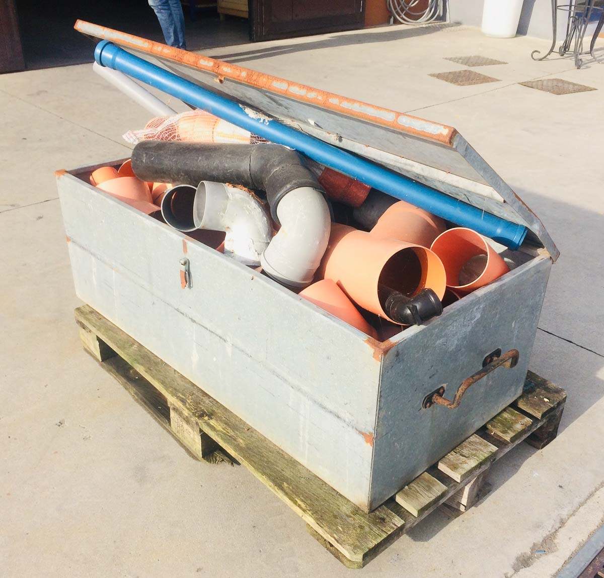 Cassa da muratore con vari tubi in plastica