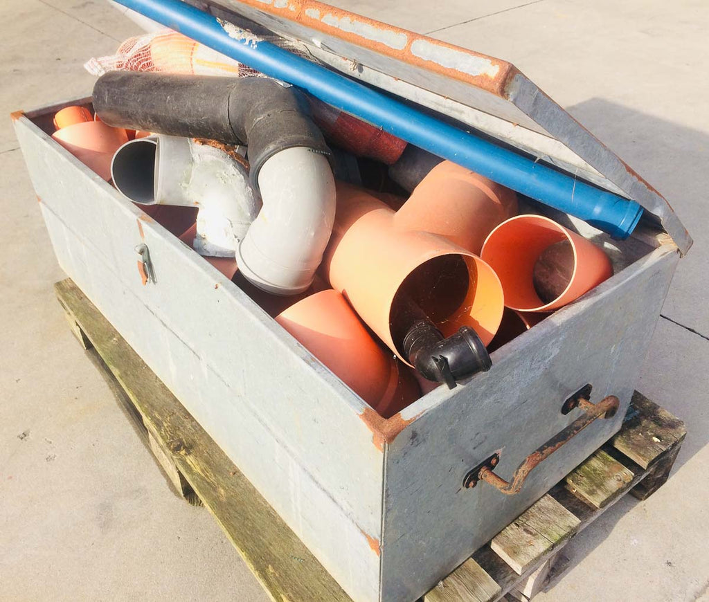 Cassa da muratore con vari tubi in plastica