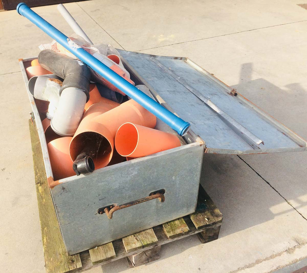 Cassa da muratore con vari tubi in plastica