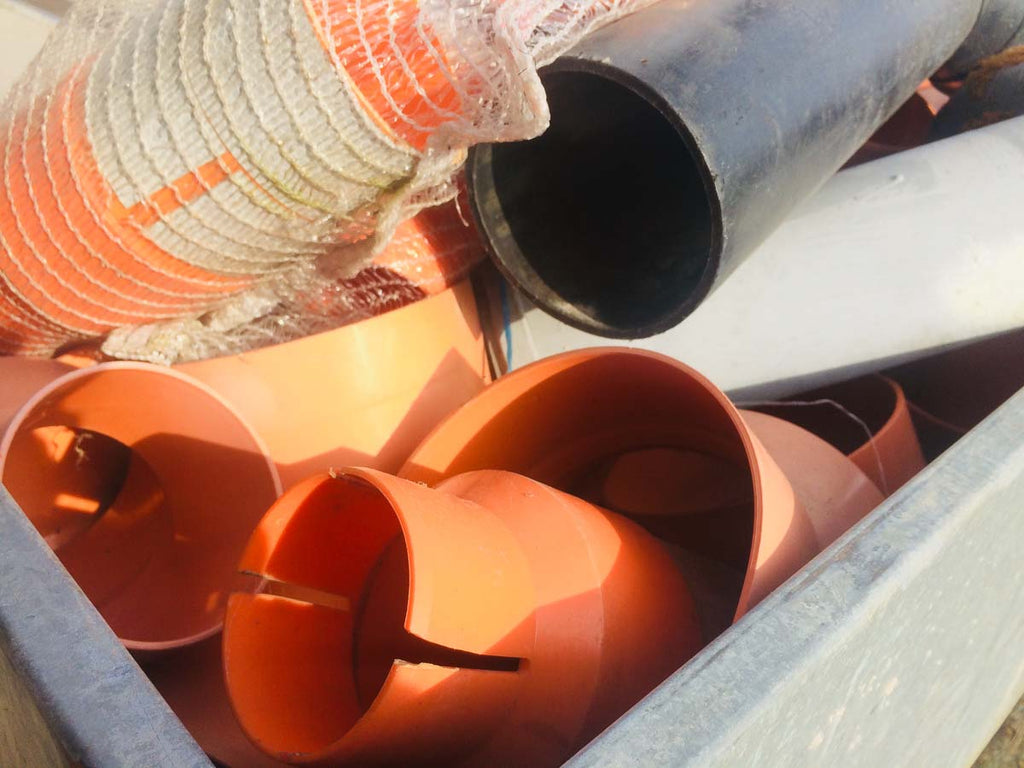 Cassa da muratore con vari tubi in plastica