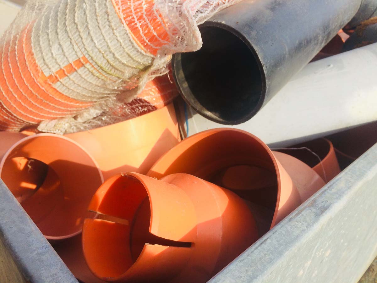 Cassa da muratore con vari tubi in plastica