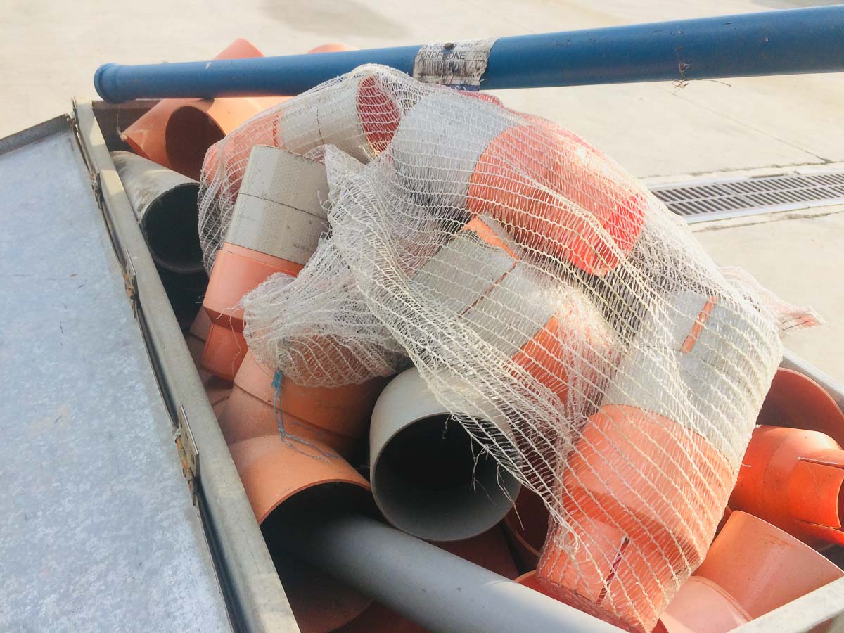 Cassa da muratore con vari tubi in plastica