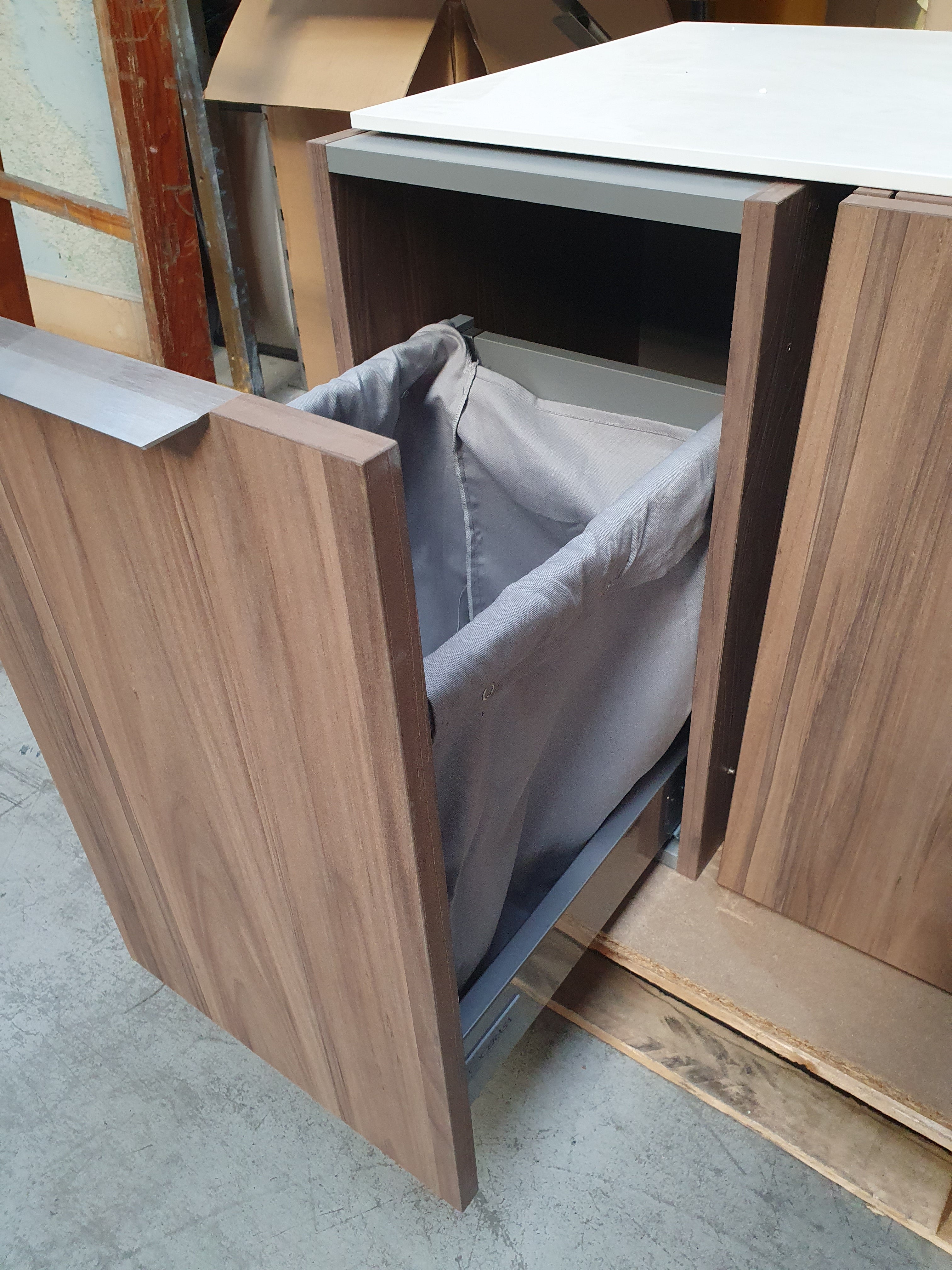 Mobile lavanderia sospeso ROTTO