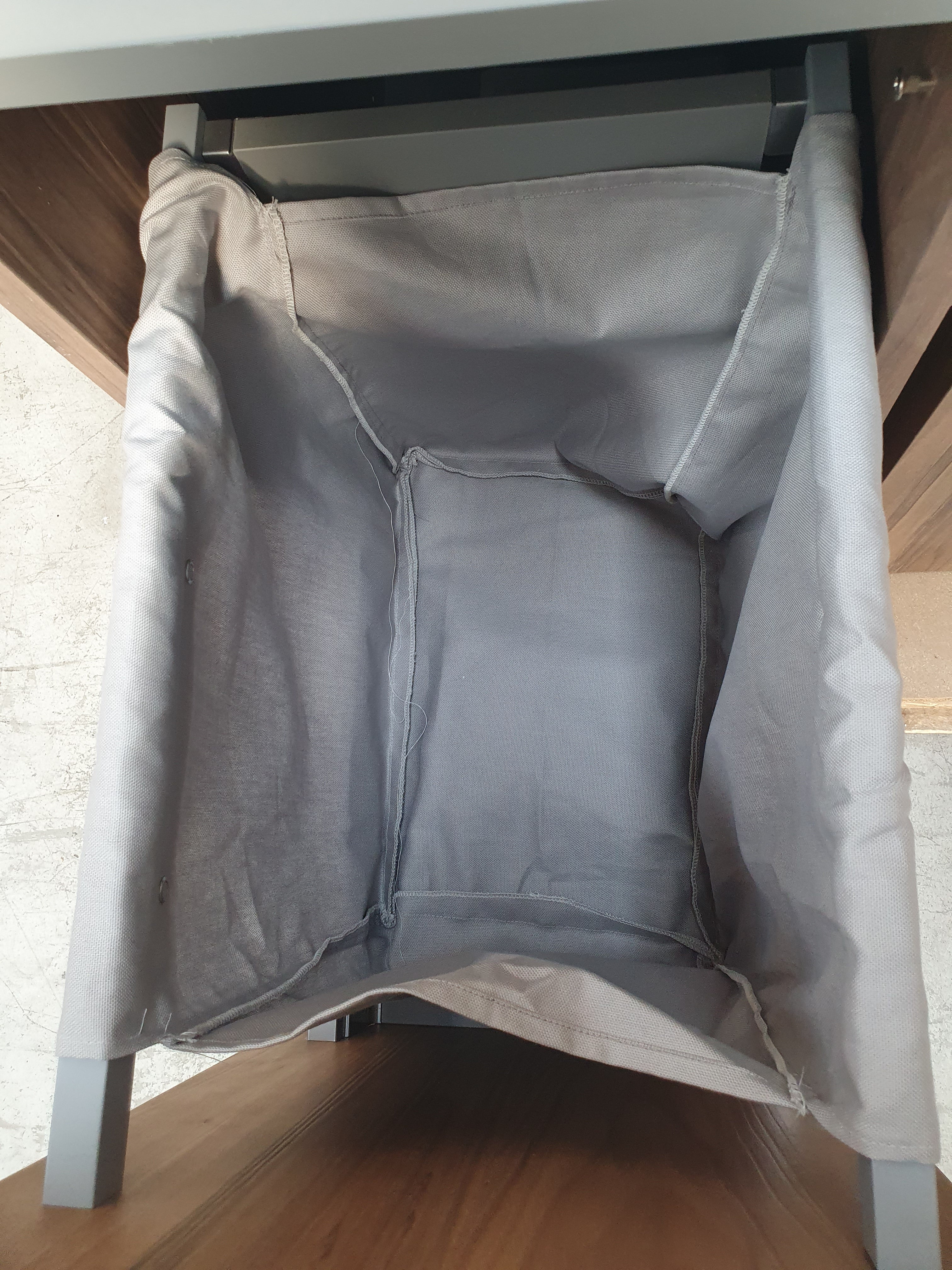 Mobile lavanderia sospeso ROTTO