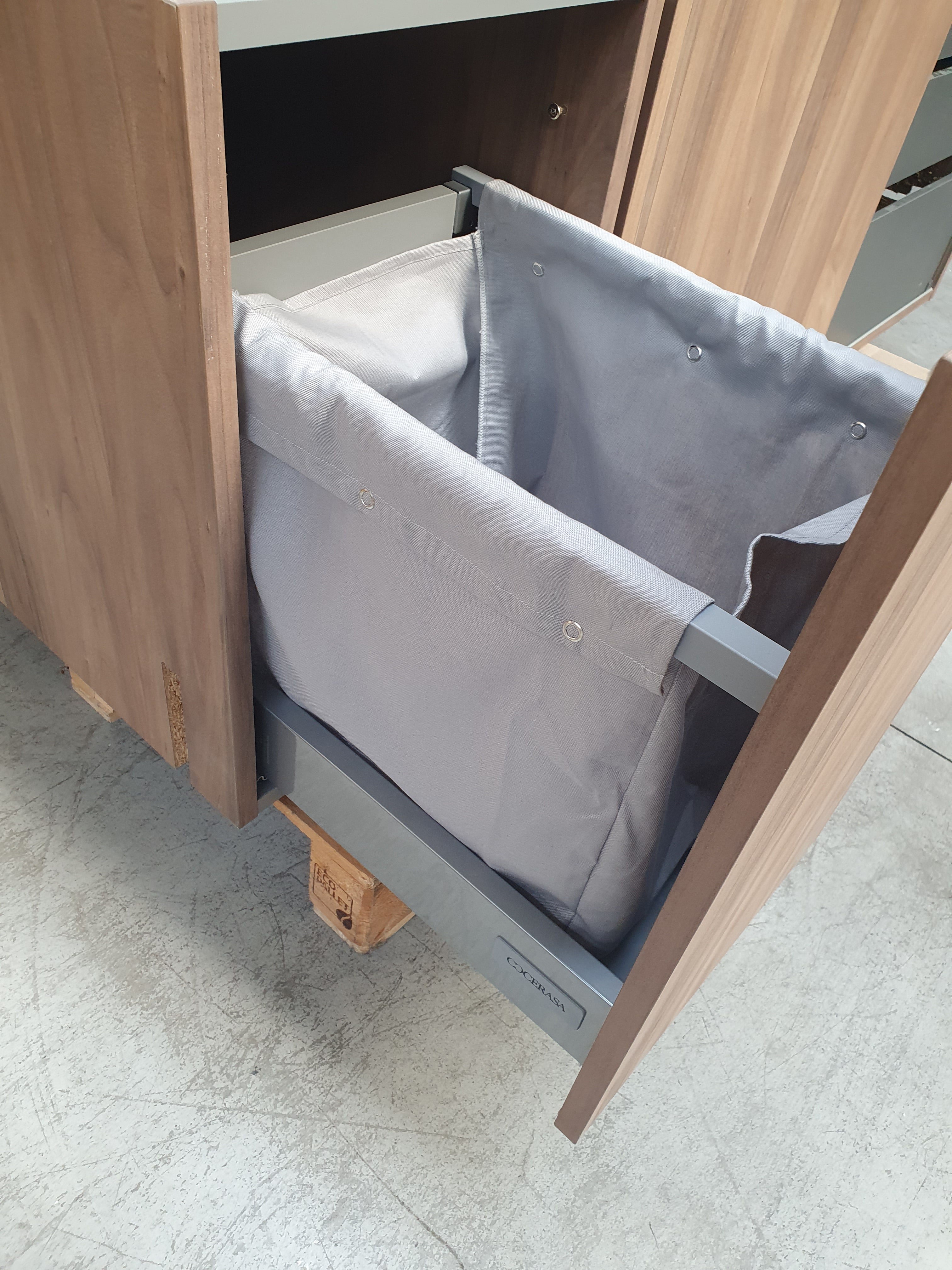 Mobile lavanderia sospeso ROTTO