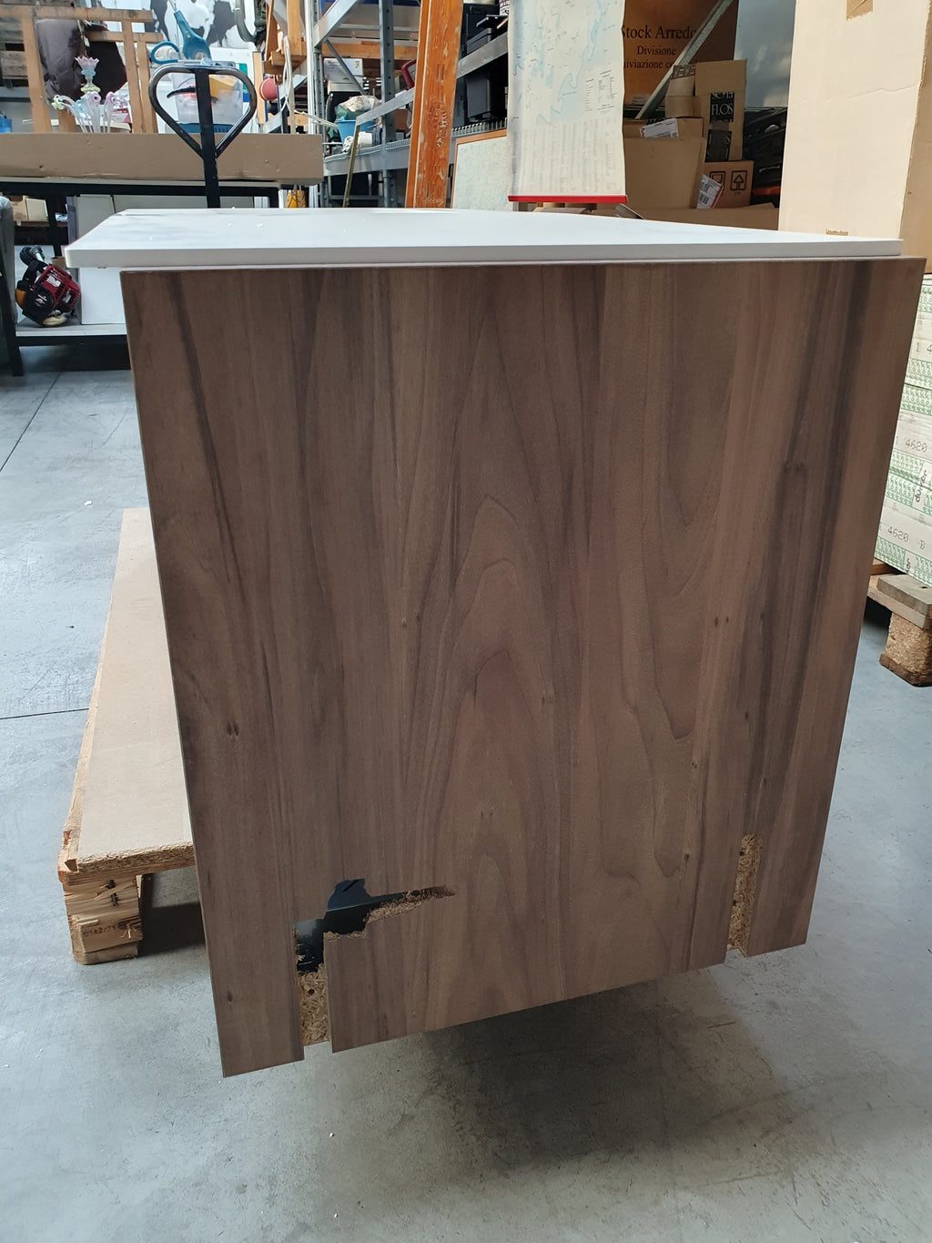 Mobile lavanderia sospeso ROTTO