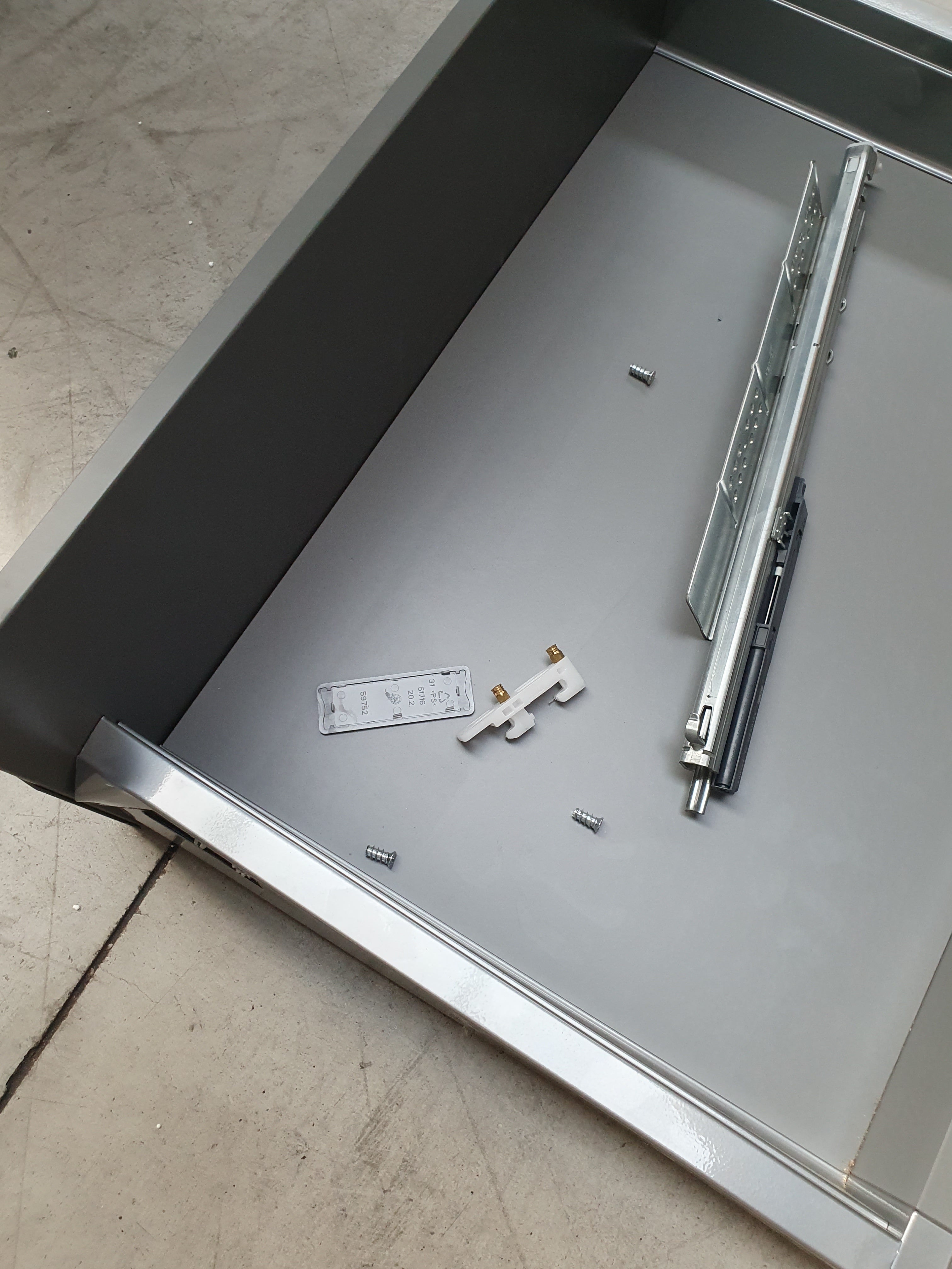 Mobile lavanderia sospeso ROTTO