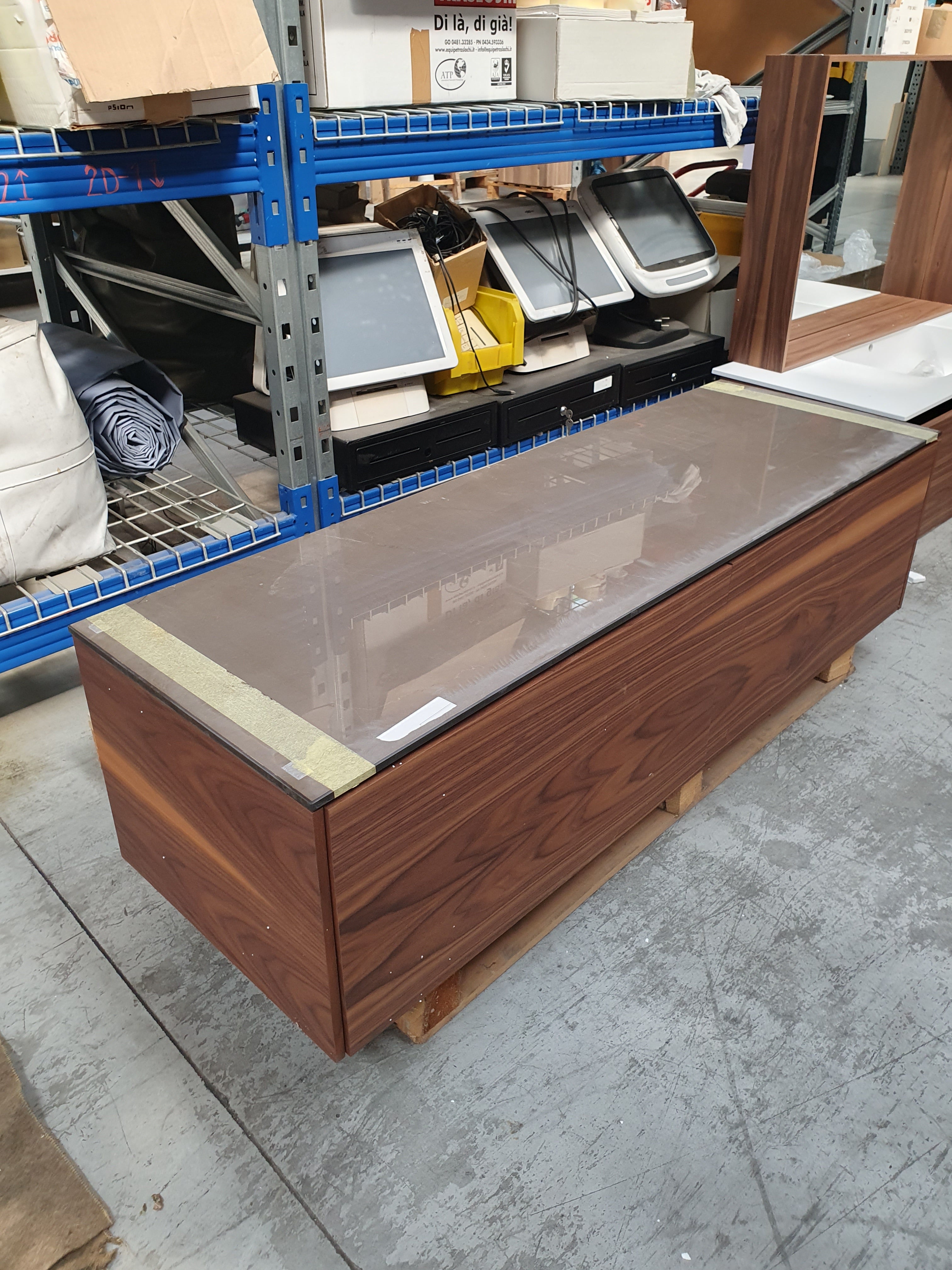 Mobile bagno sospeso a muro