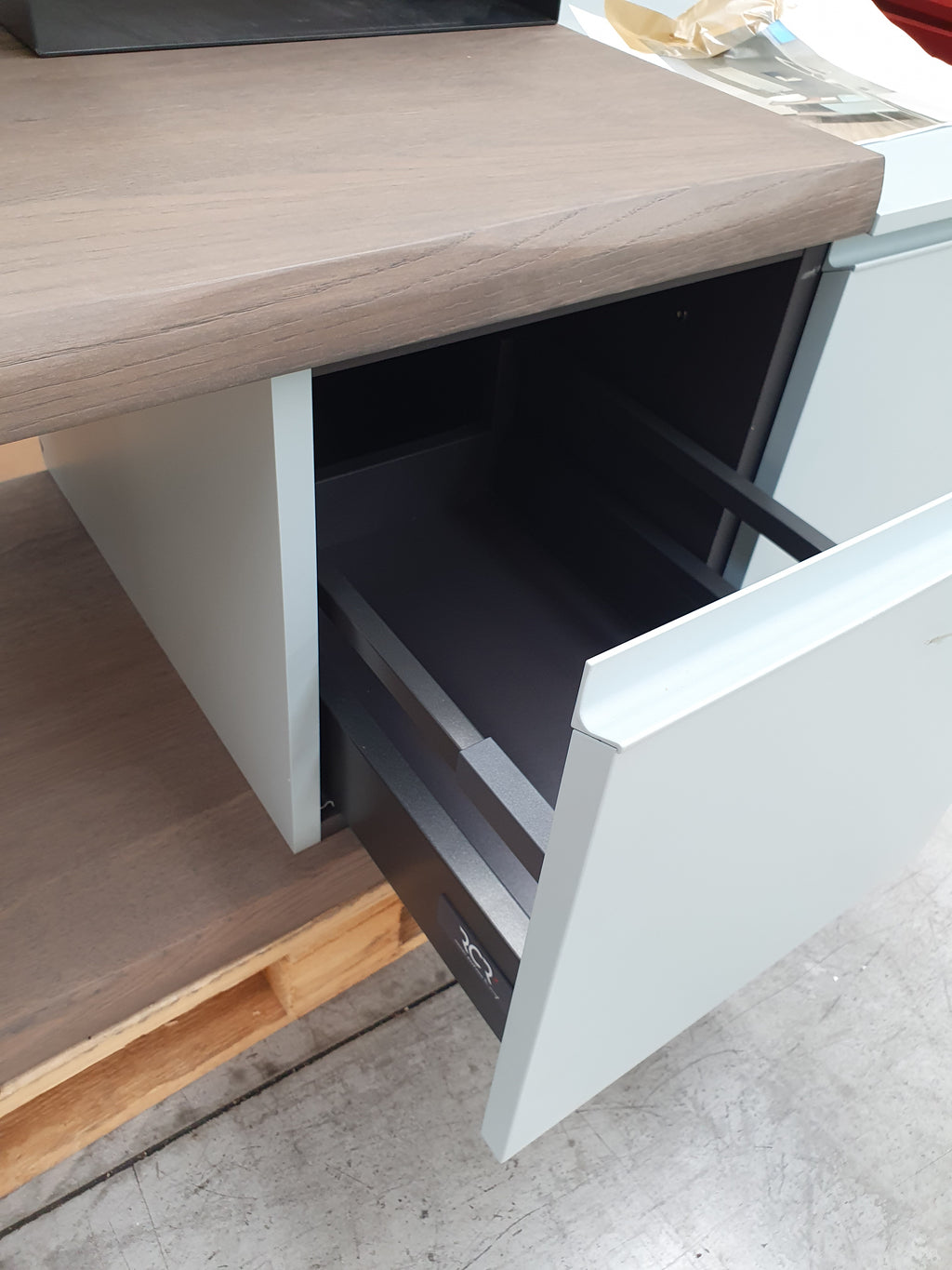 Mobile da bagno sospeso con vano a giorno