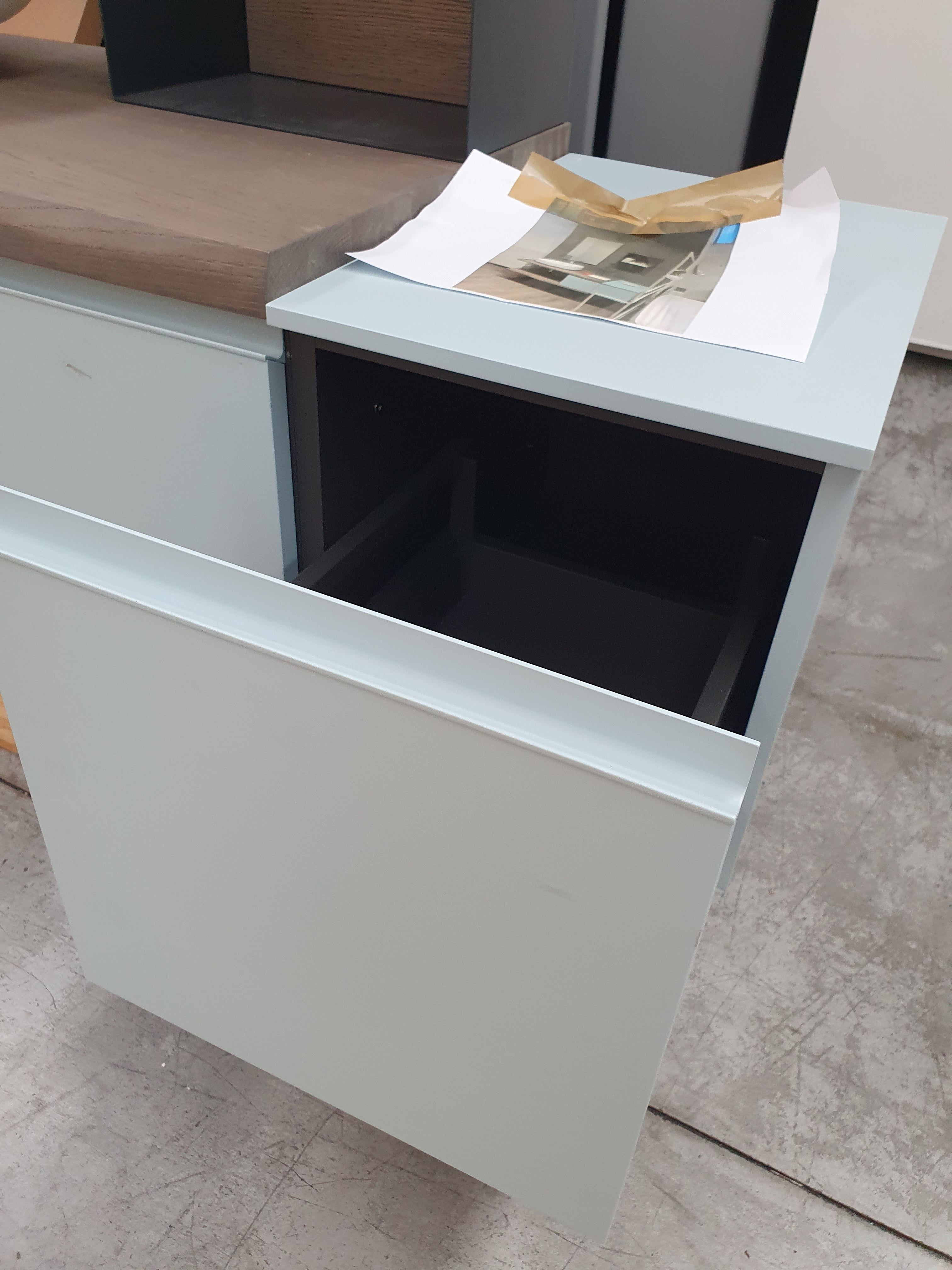 Mobile da bagno sospeso con vano a giorno