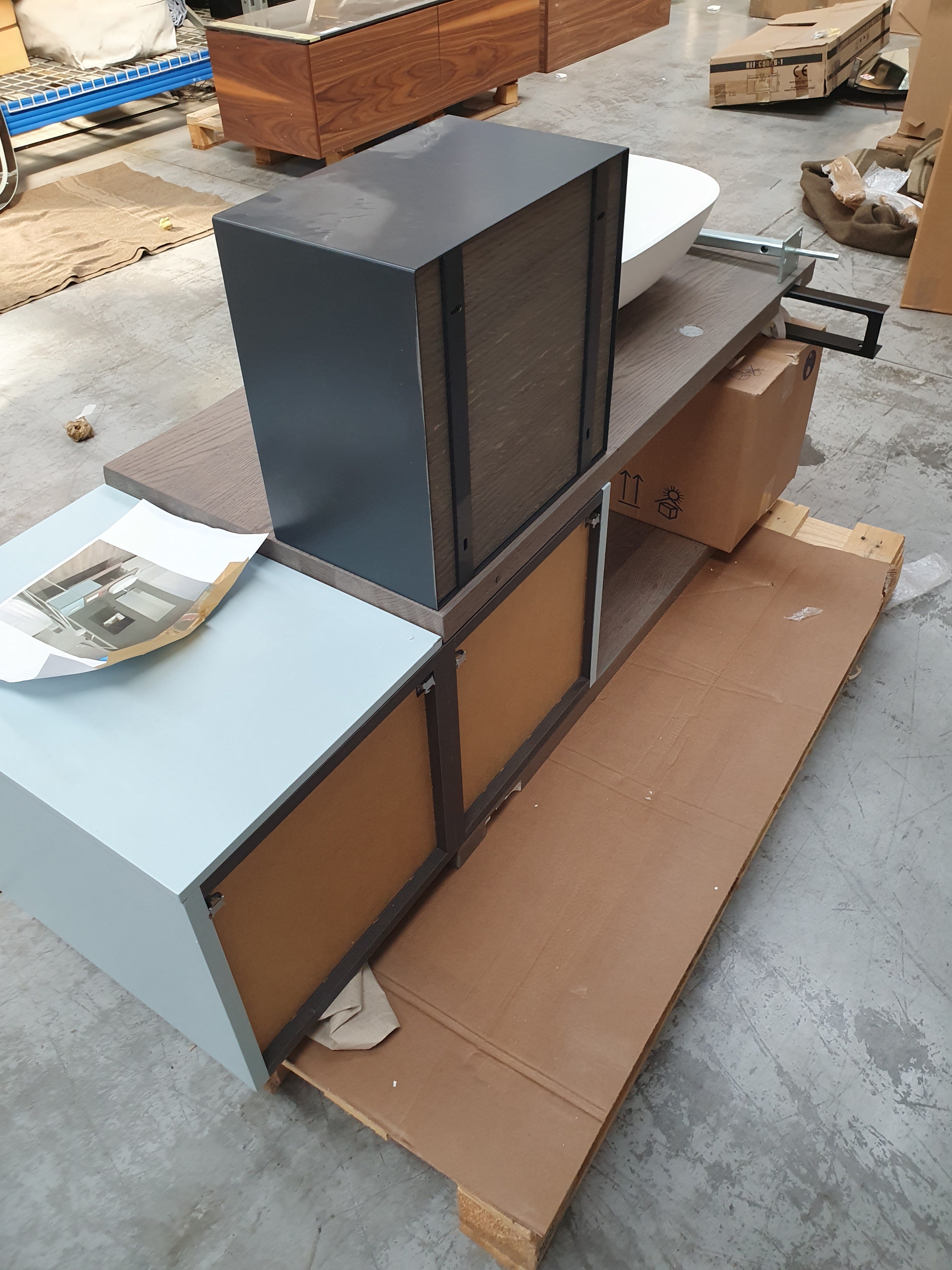 Mobile da bagno sospeso con vano a giorno