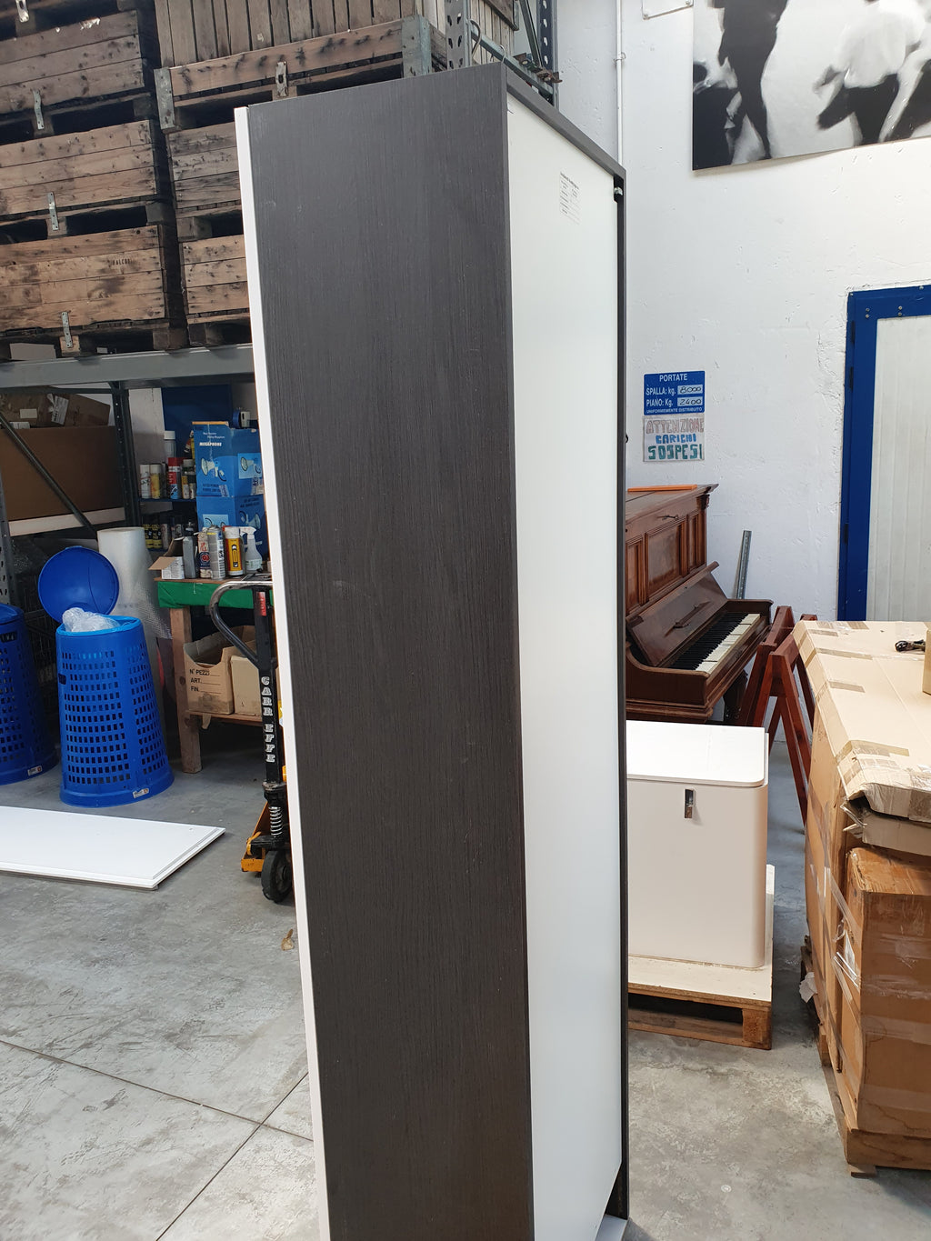 Armadio profondità ridotta due ante bianco con ripiani