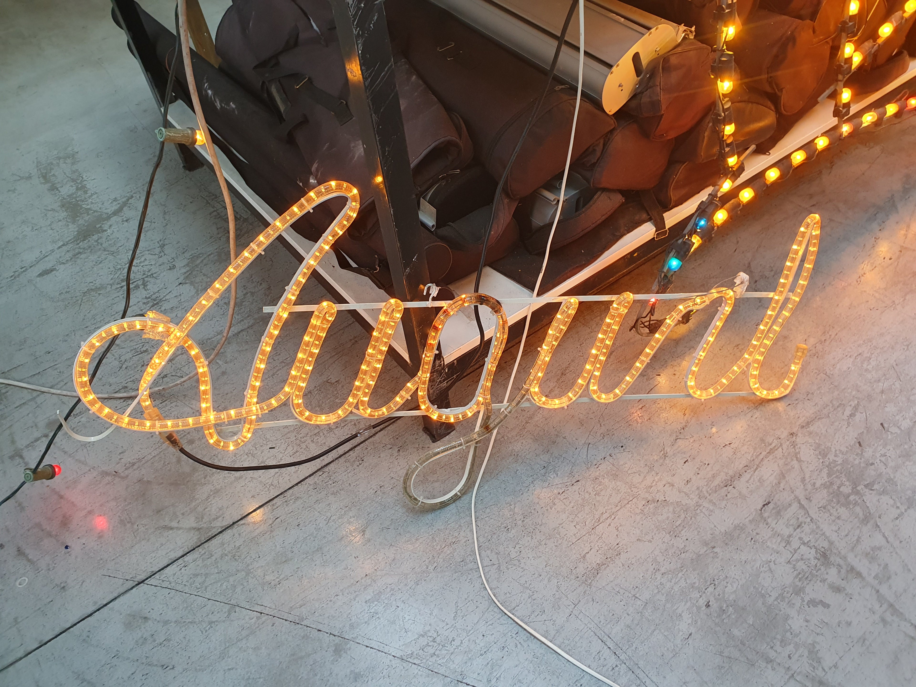 Insegna luminosa AUGURI decorazione Natale da esterno G da riparare