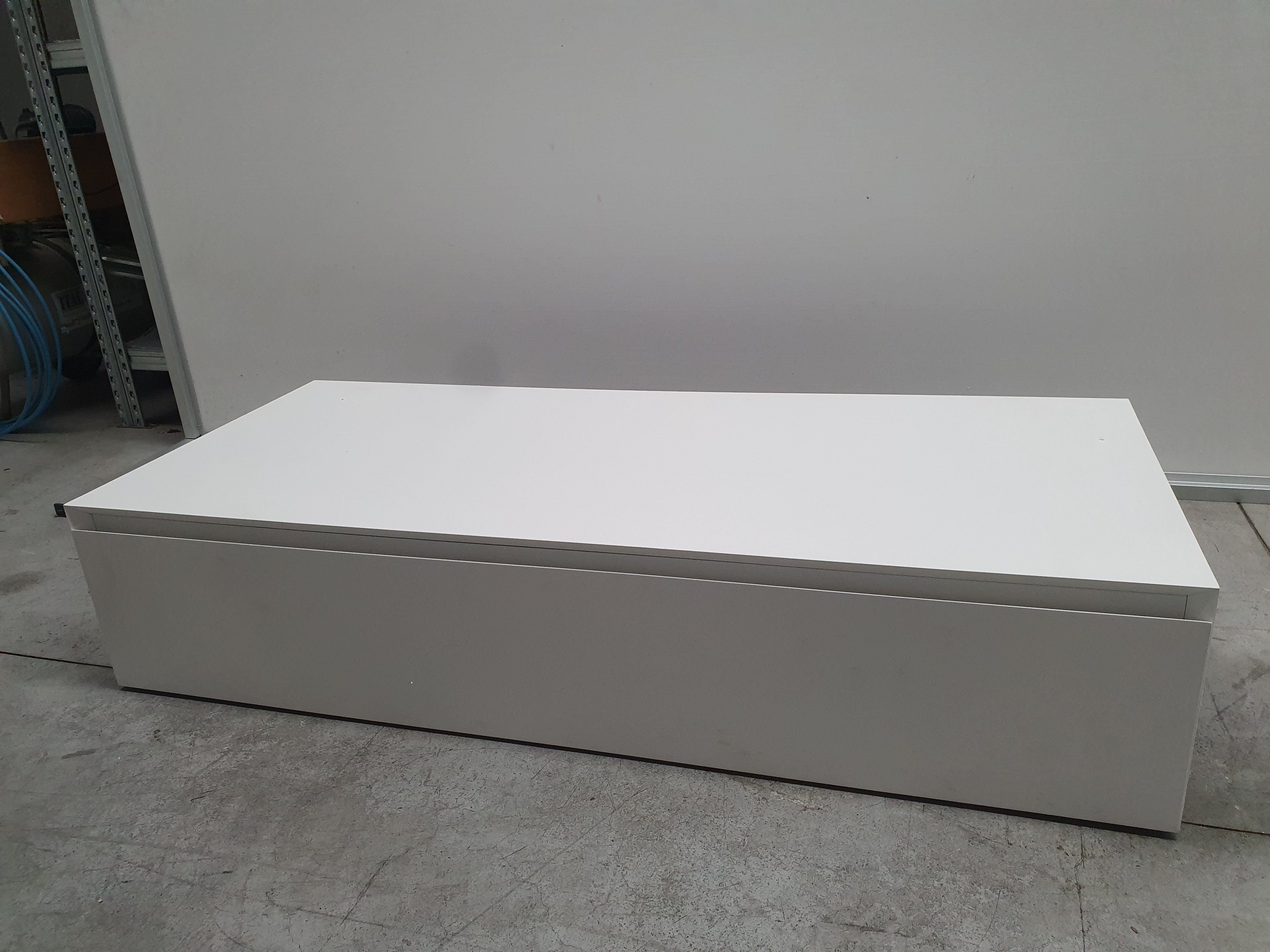 Base cassettone sospesa a muro