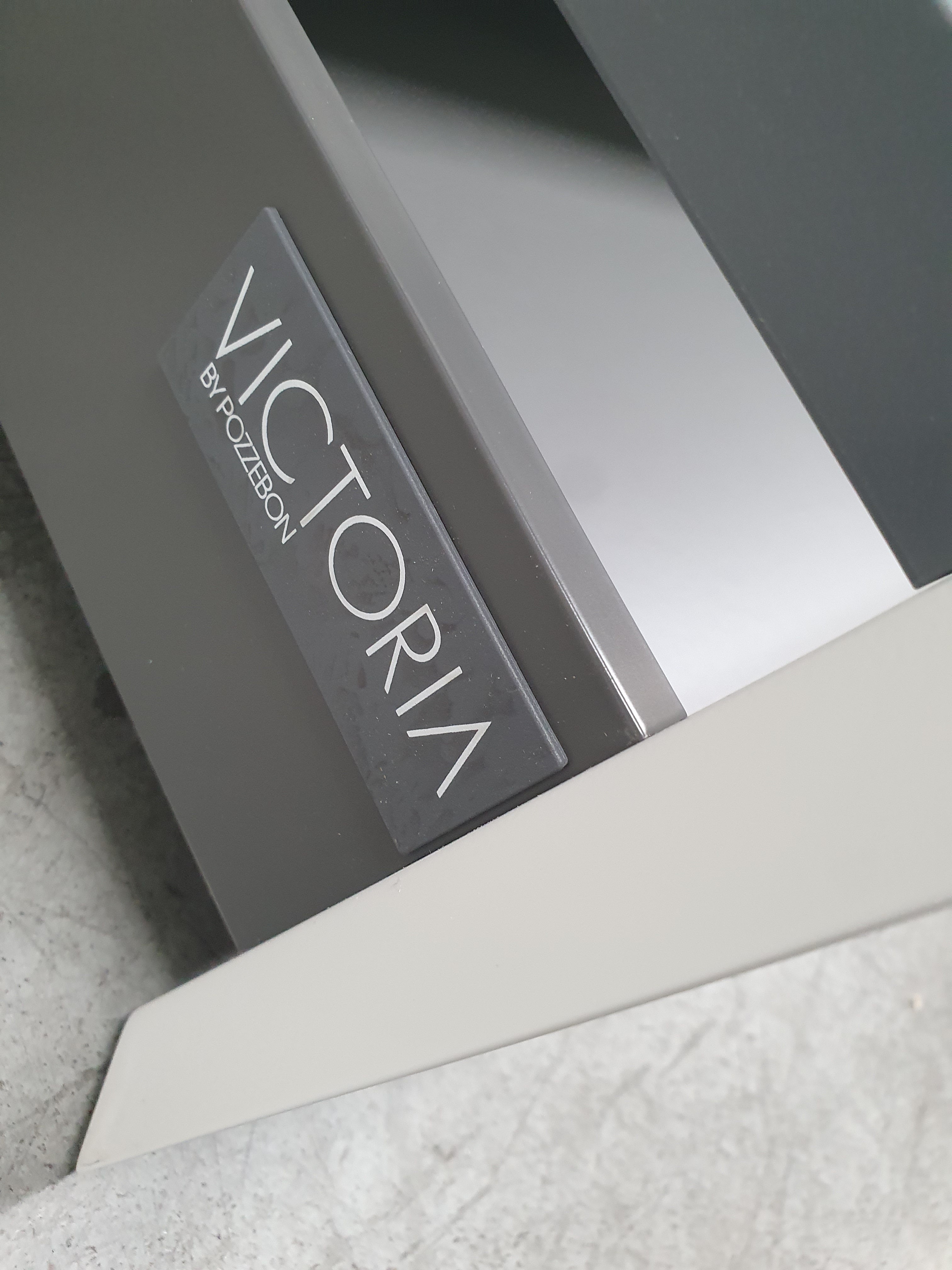 Base cassettone sospesa a muro