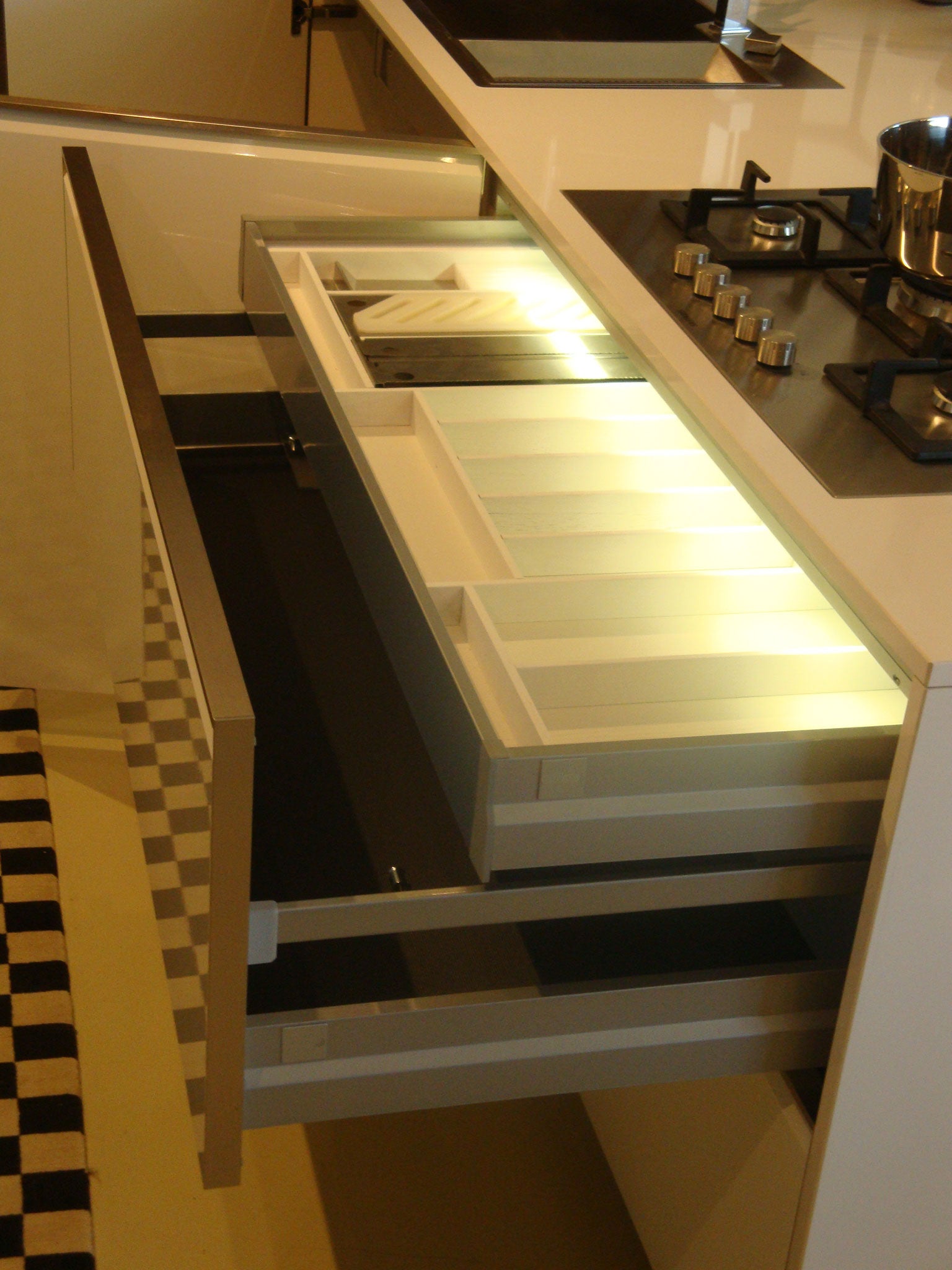 Cucina da mostra penisola con parete colonne