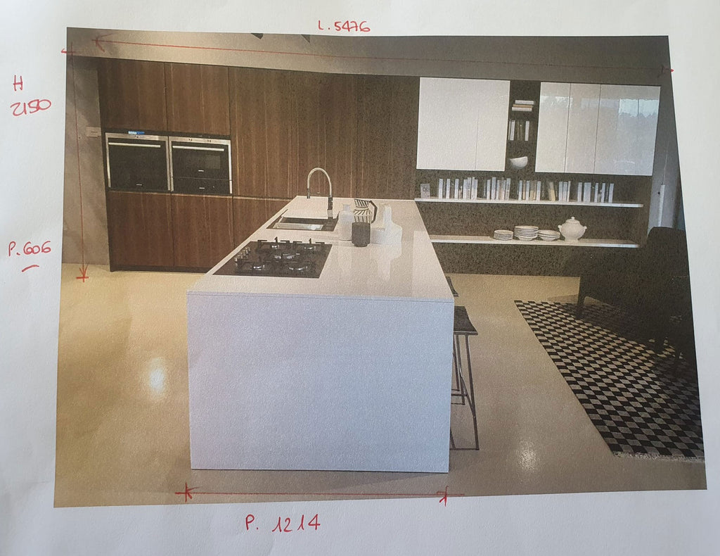 Cucina da mostra penisola con parete colonne