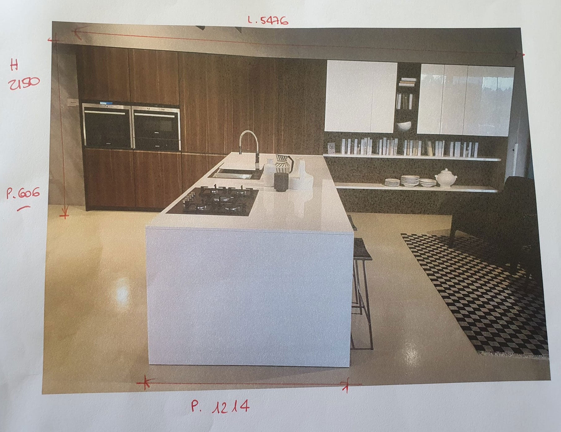 Cucina da mostra penisola con parete colonne