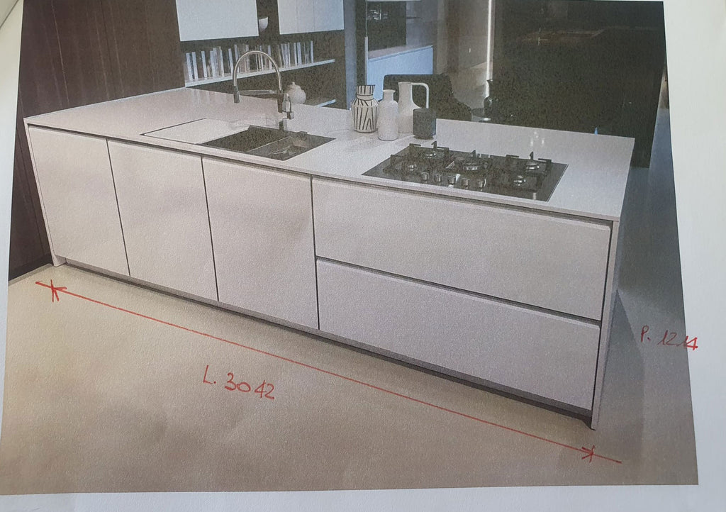 Cucina da mostra penisola con parete colonne