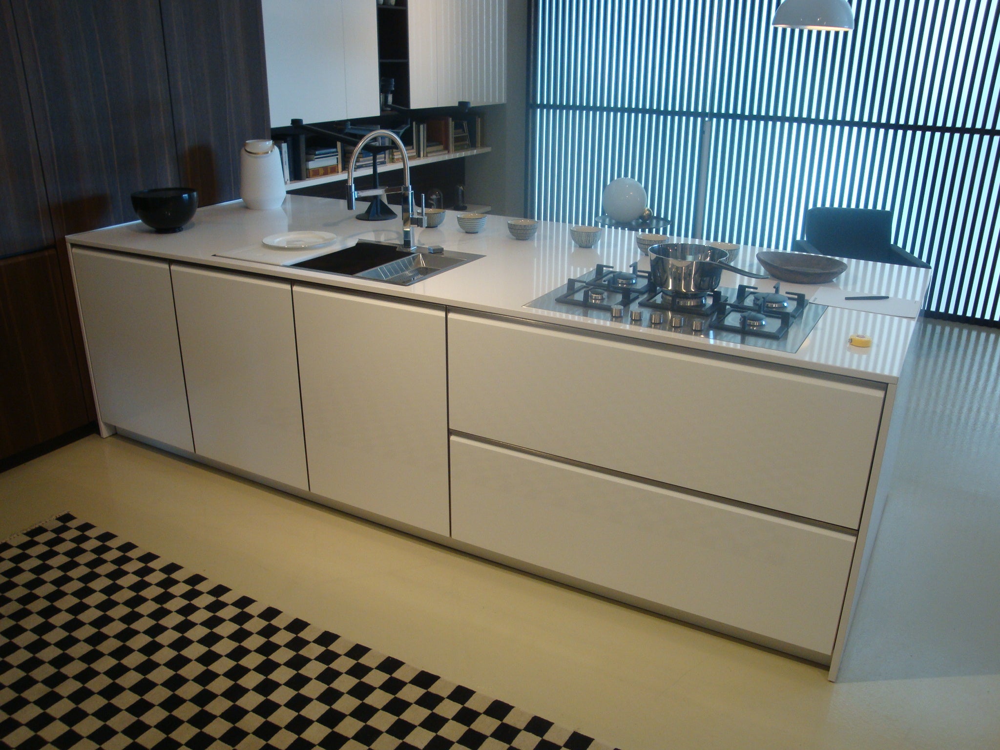 Cucina da mostra penisola con parete colonne