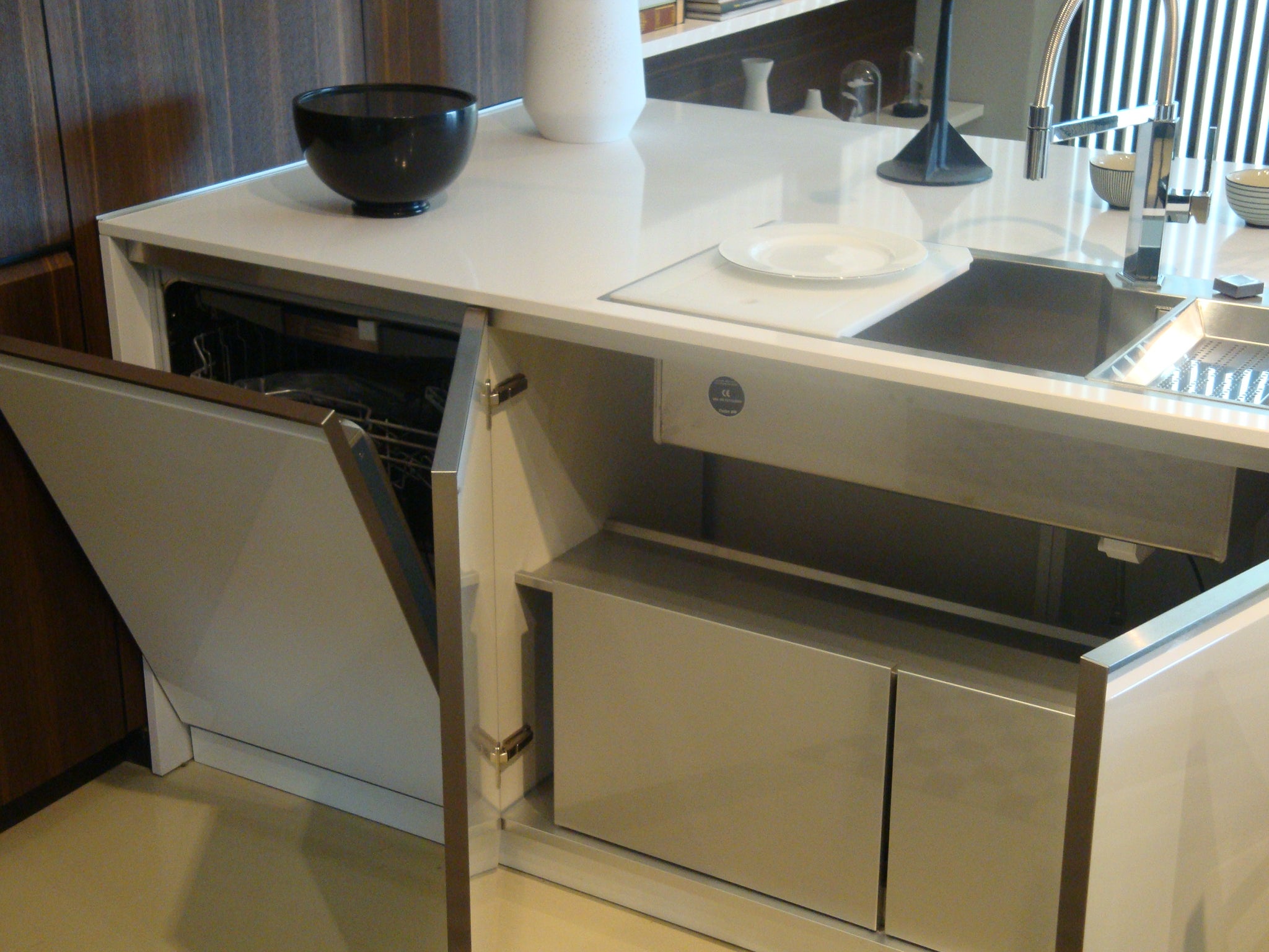 Cucina da mostra penisola con parete colonne