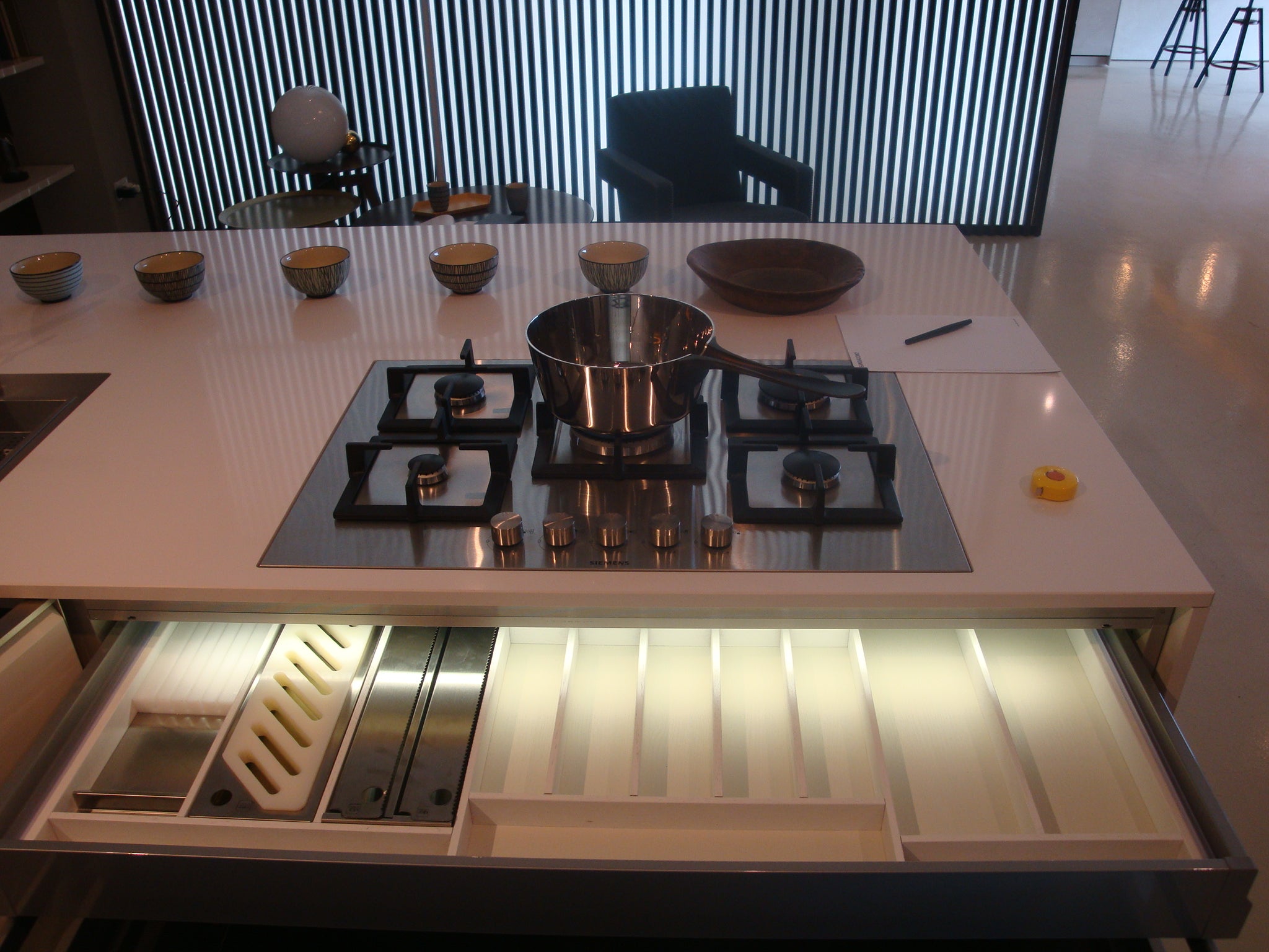 Cucina da mostra penisola con parete colonne