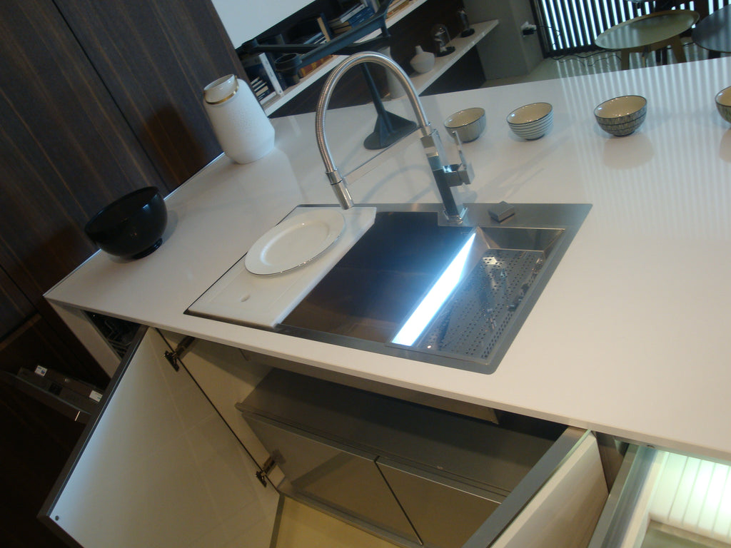 Cucina da mostra penisola con parete colonne