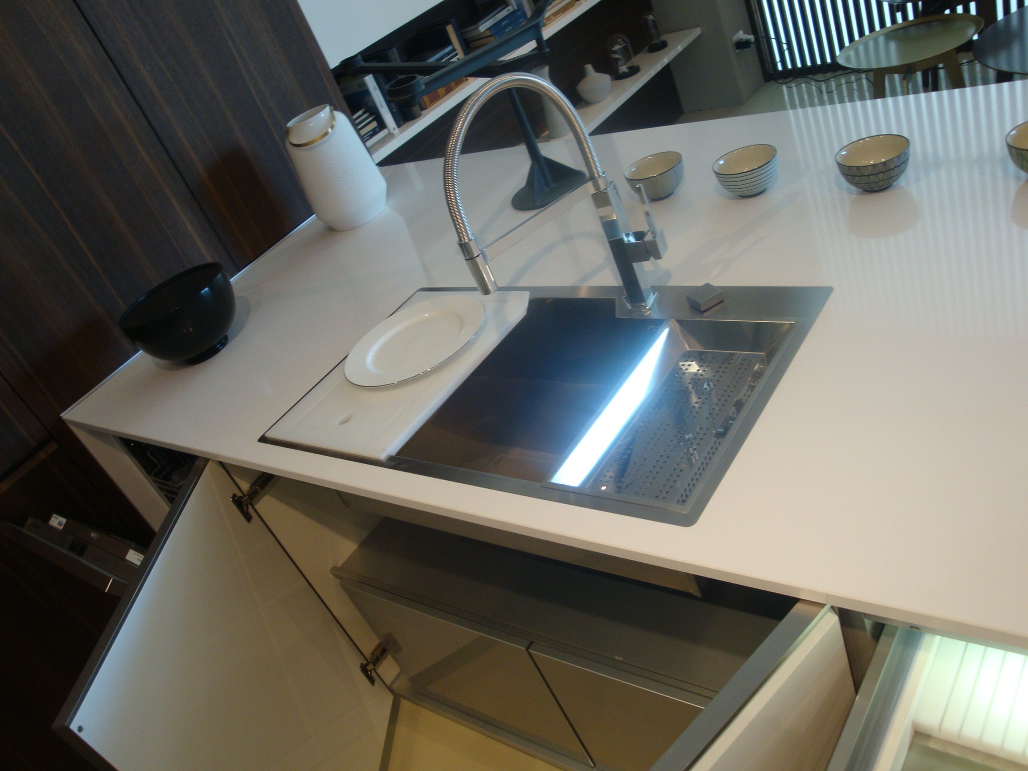 Cucina da mostra penisola con parete colonne