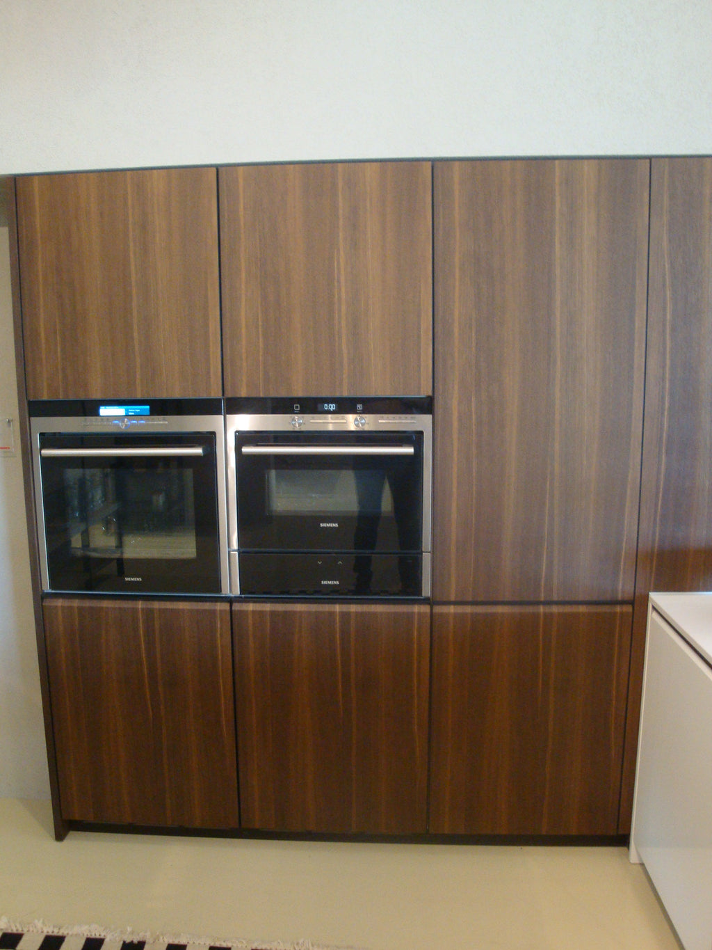 Cucina da mostra penisola con parete colonne