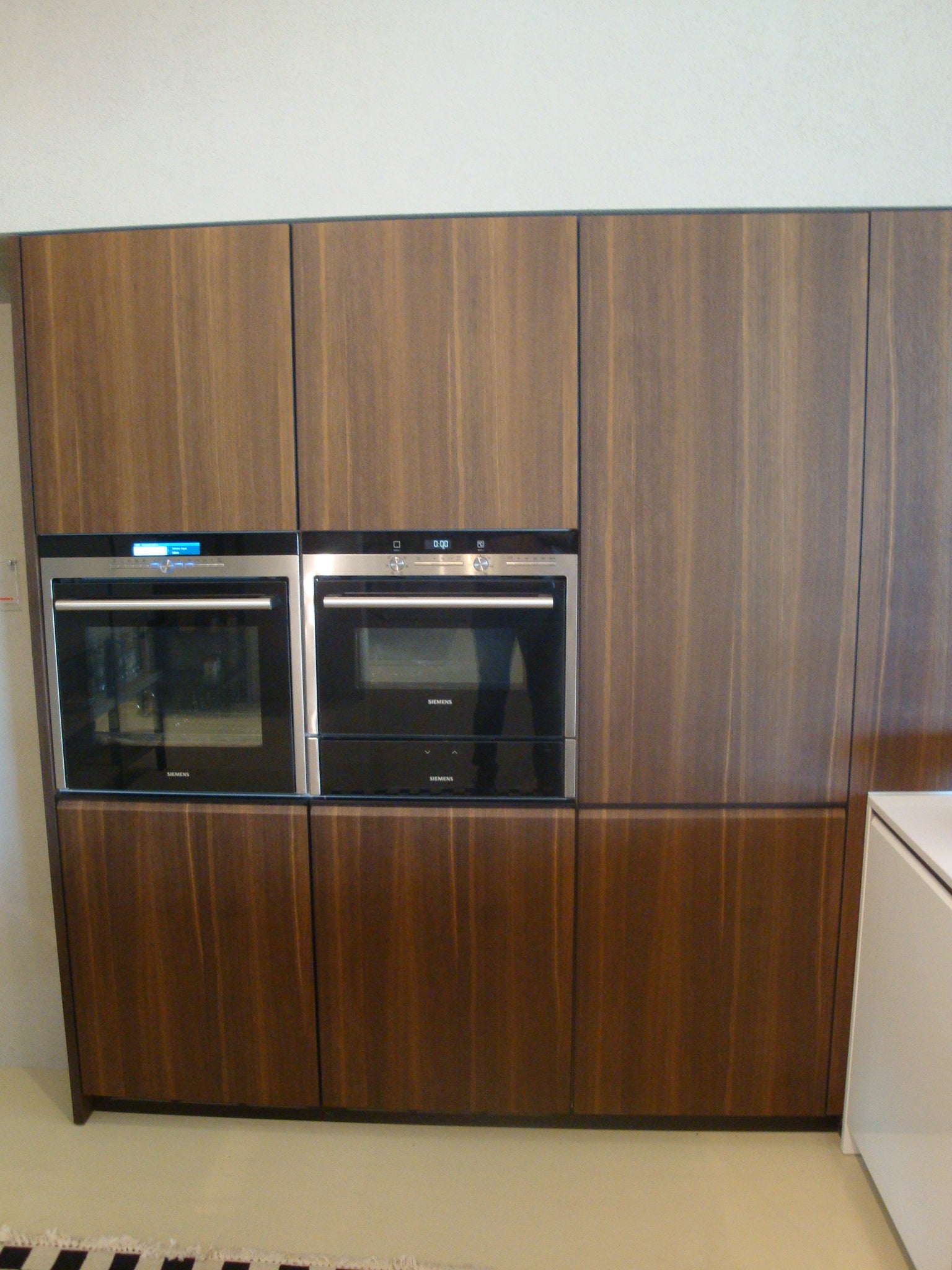 Cucina da mostra penisola con parete colonne