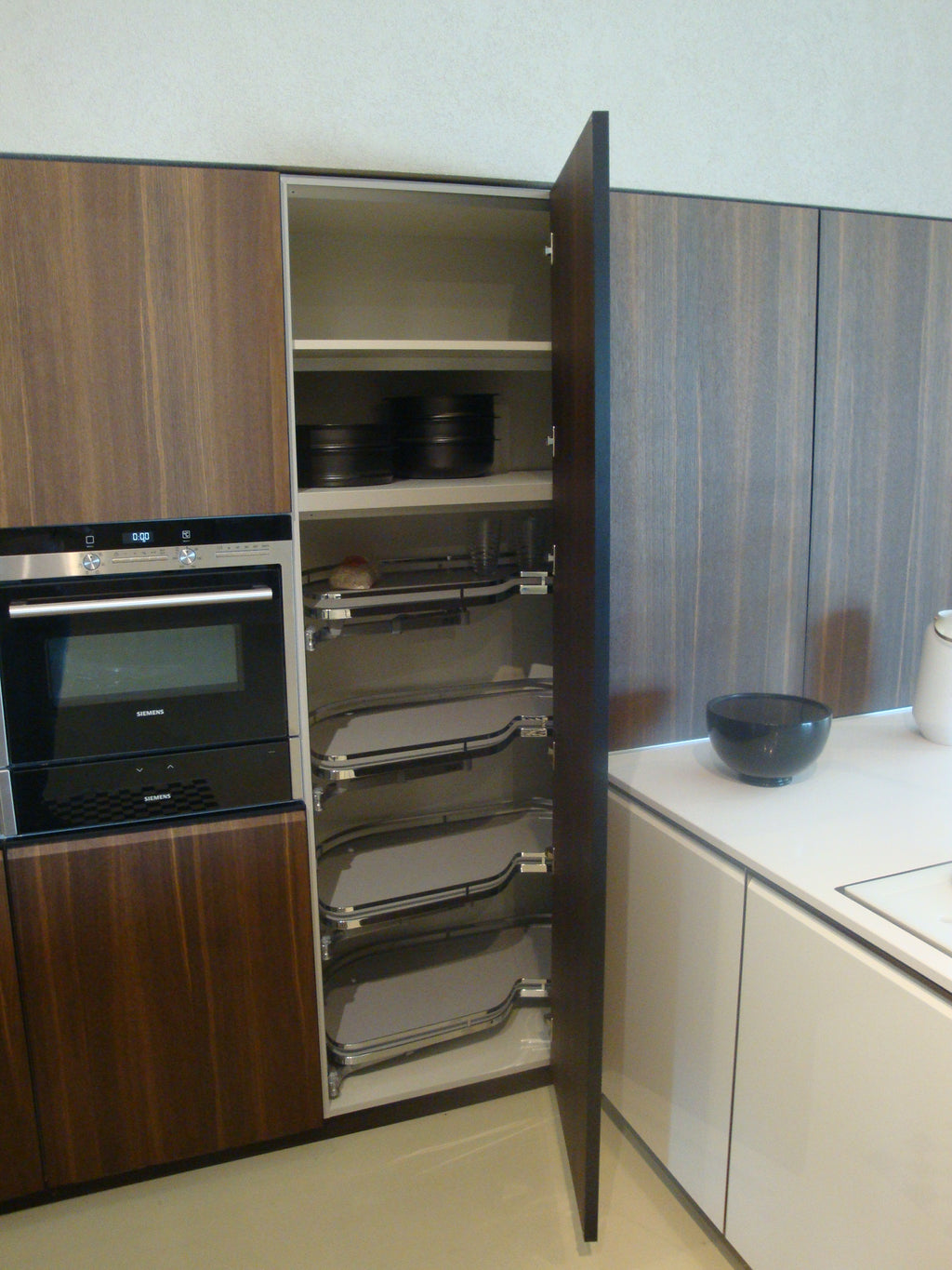 Cucina da mostra penisola con parete colonne