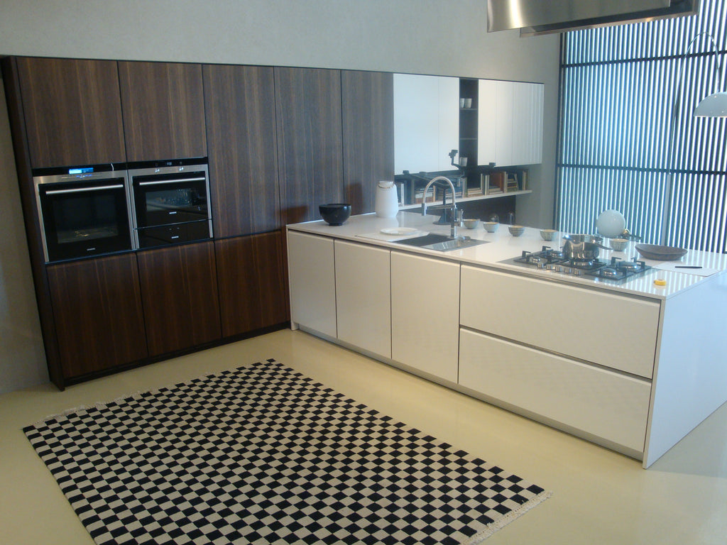 Cucina da mostra penisola con parete colonne